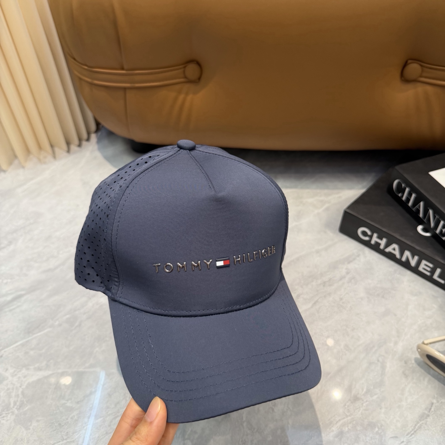 汤米TOMMY透气孔棒球帽🧢 爆🔥男女都可以完美驾驭！ 修饰脸型、显脸小绝绝子的一款棒球帽！ 轻盈透气！休闲百搭！ 	 