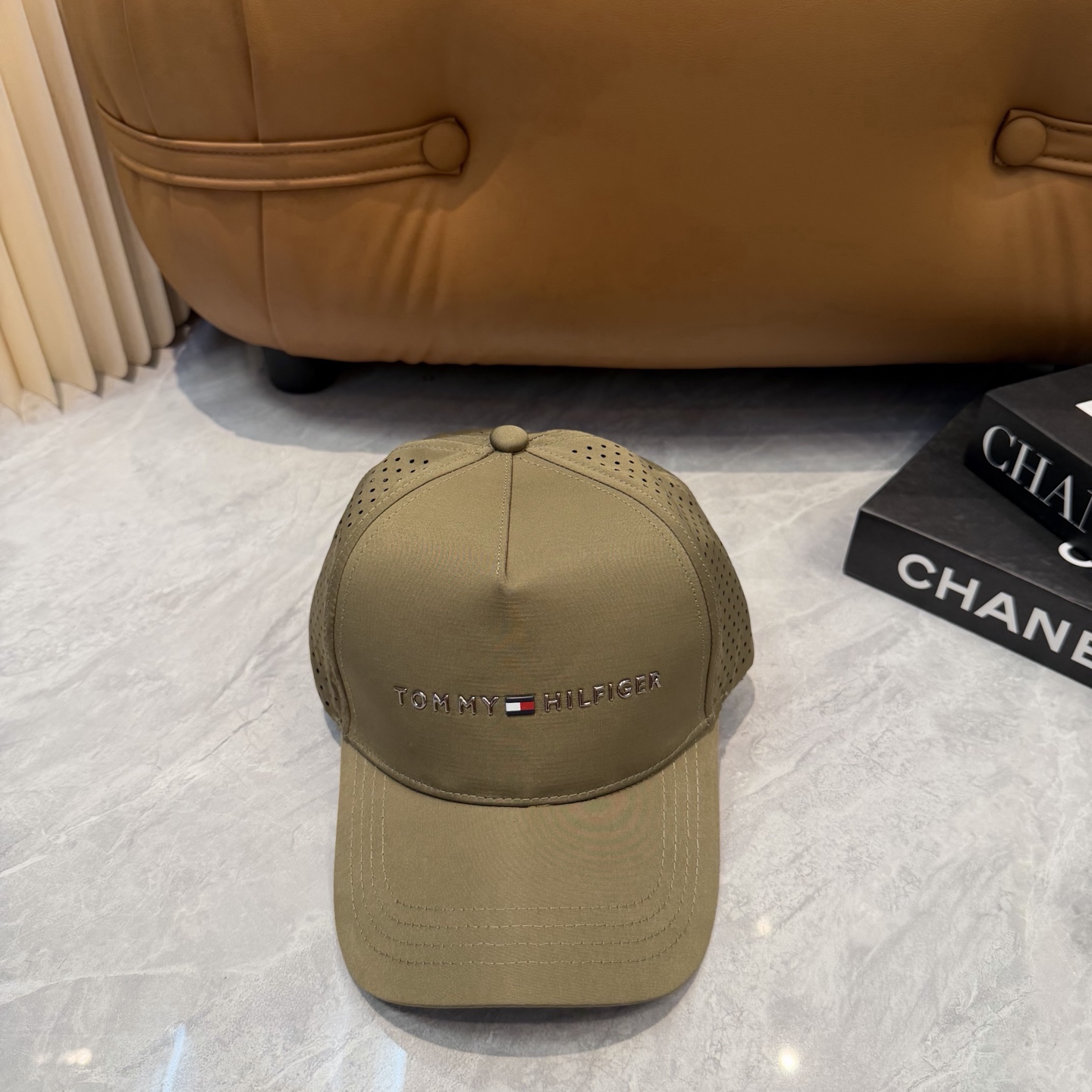 汤米TOMMY透气孔棒球帽🧢 爆🔥男女都可以完美驾驭！ 修饰脸型、显脸小绝绝子的一款棒球帽！ 轻盈透气！休闲百搭！ 	 