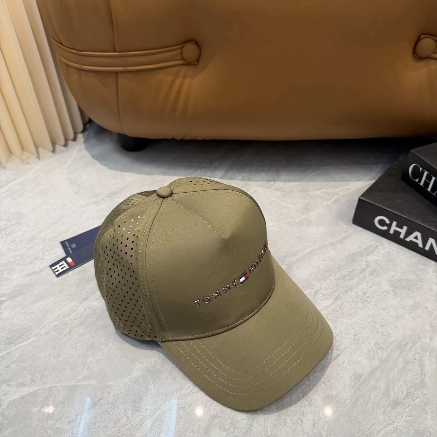 汤米TOMMY透气孔棒球帽🧢 爆🔥男女都可以完美驾驭！ 修饰脸型、显脸小绝绝子的一款棒球帽！ 轻盈透气！休闲百搭！ 	 
