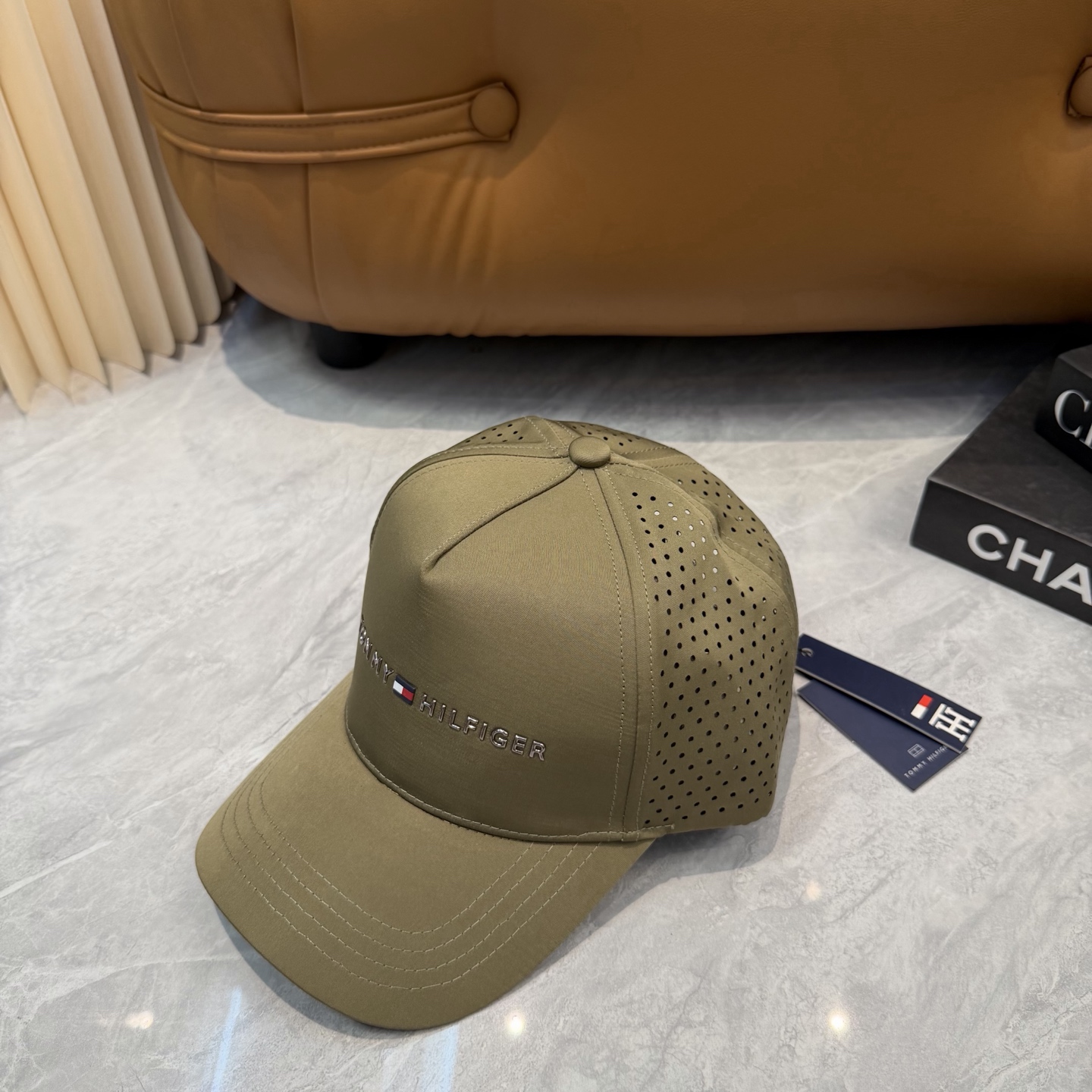 汤米TOMMY透气孔棒球帽🧢 爆🔥男女都可以完美驾驭！ 修饰脸型、显脸小绝绝子的一款棒球帽！ 轻盈透气！休闲百搭！ 	 