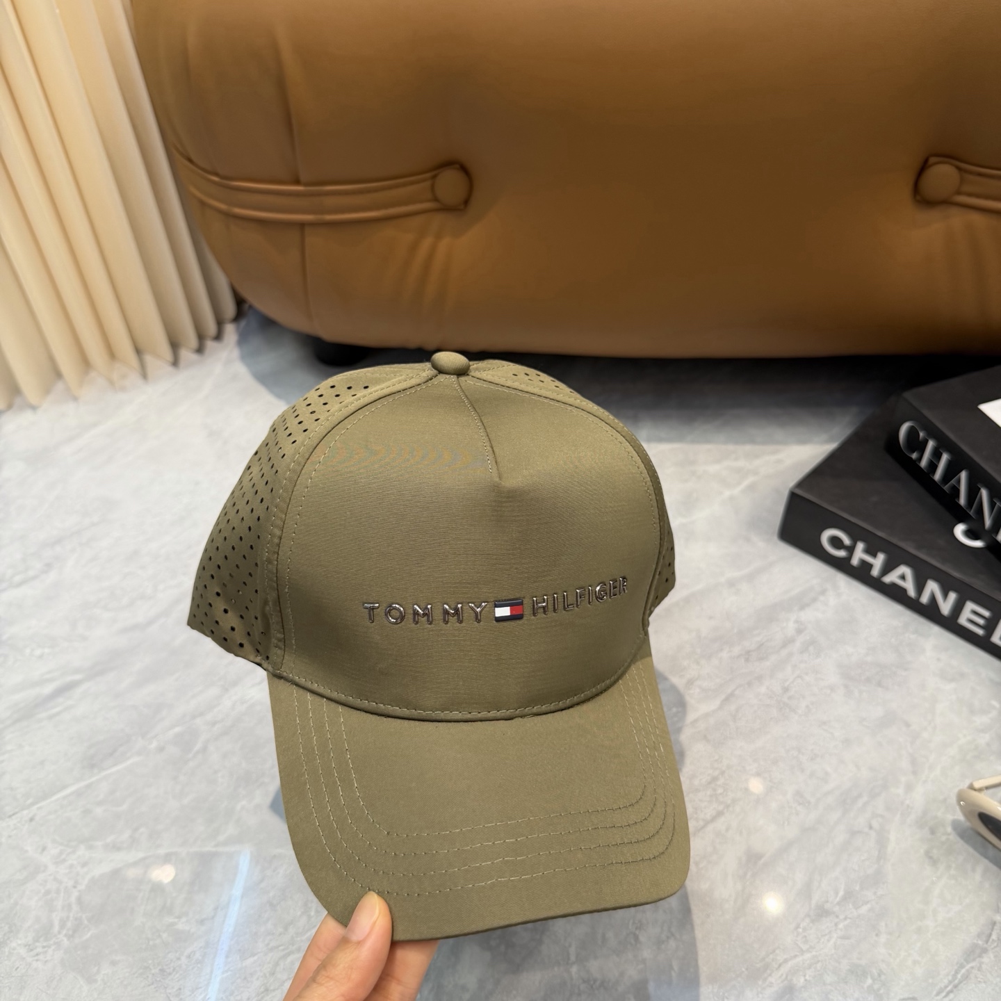 汤米TOMMY透气孔棒球帽🧢 爆🔥男女都可以完美驾驭！ 修饰脸型、显脸小绝绝子的一款棒球帽！ 轻盈透气！休闲百搭！ 	 