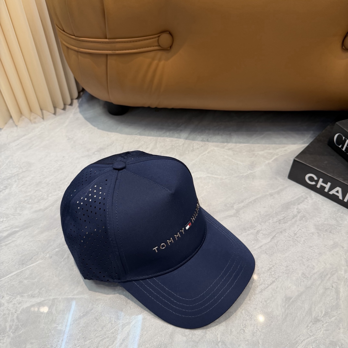 汤米TOMMY透气孔棒球帽🧢 爆🔥男女都可以完美驾驭！ 修饰脸型、显脸小绝绝子的一款棒球帽！ 轻盈透气！休闲百搭！ 	 