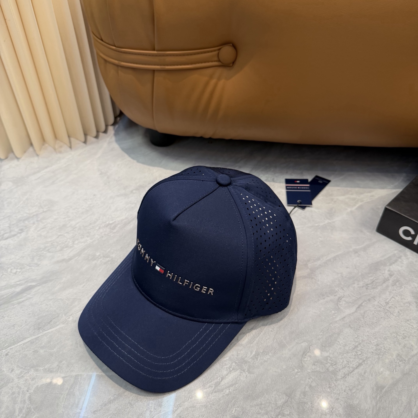 汤米TOMMY透气孔棒球帽🧢 爆🔥男女都可以完美驾驭！ 修饰脸型、显脸小绝绝子的一款棒球帽！ 轻盈透气！休闲百搭！ 	 