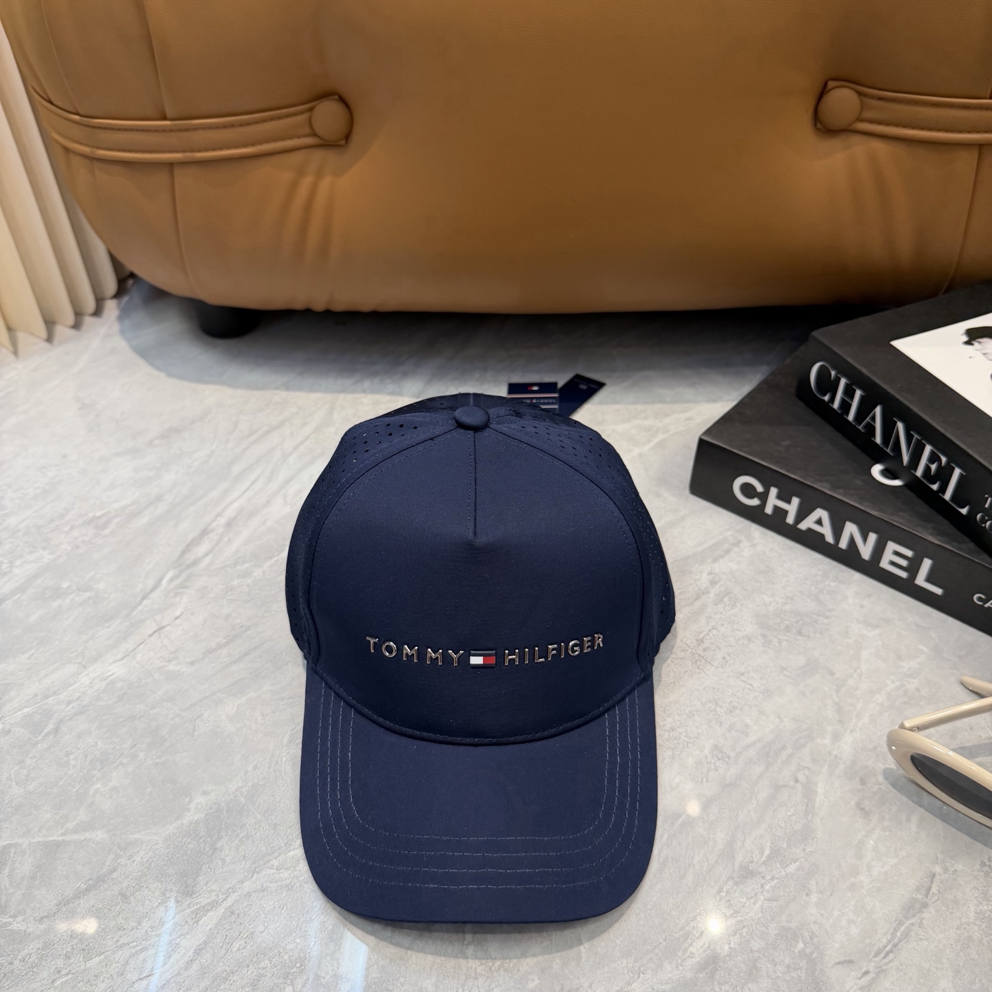 汤米TOMMY透气孔棒球帽🧢 爆🔥男女都可以完美驾驭！ 修饰脸型、显脸小绝绝子的一款棒球帽！ 轻盈透气！休闲百搭！ 	 