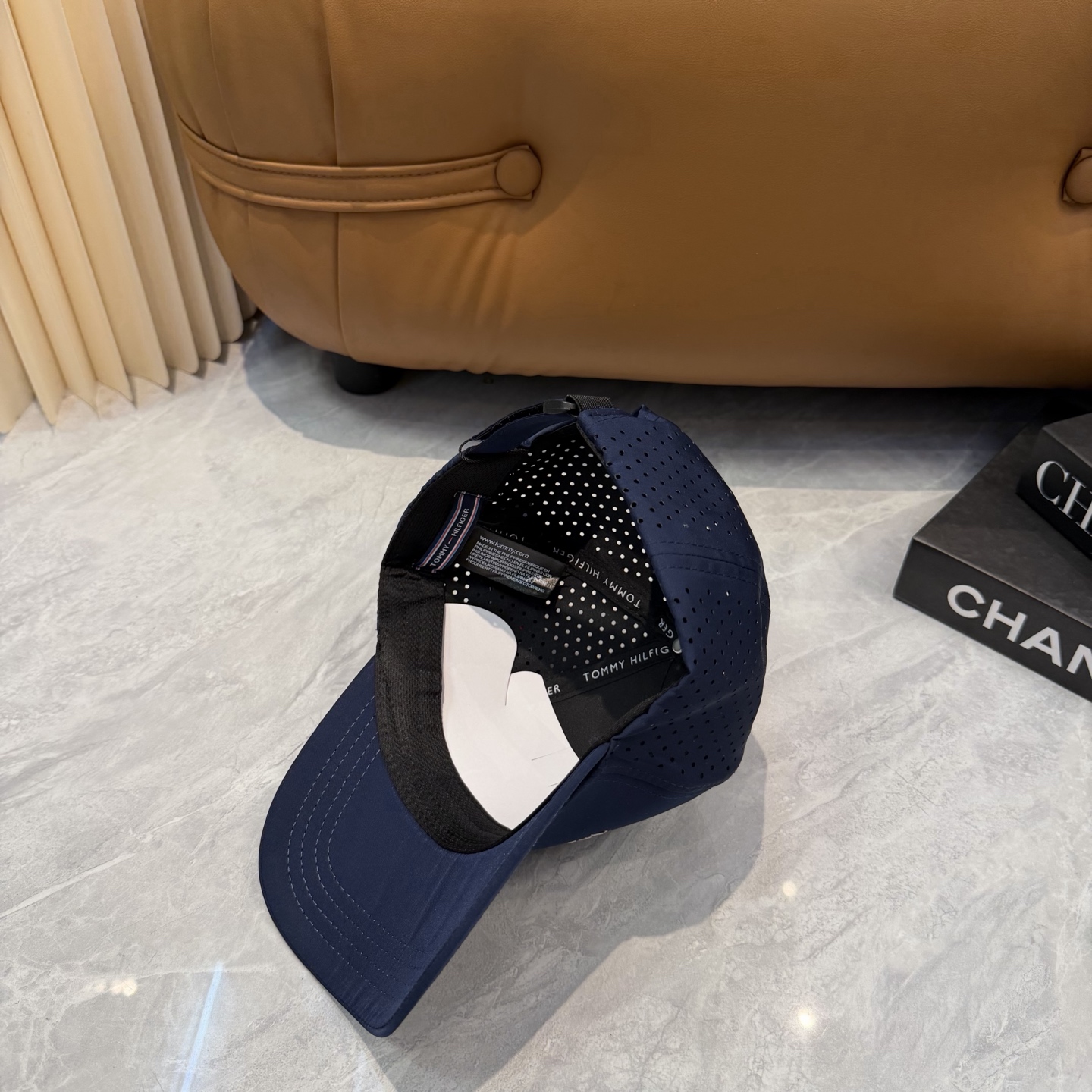 汤米TOMMY透气孔棒球帽🧢 爆🔥男女都可以完美驾驭！ 修饰脸型、显脸小绝绝子的一款棒球帽！ 轻盈透气！休闲百搭！ 	 