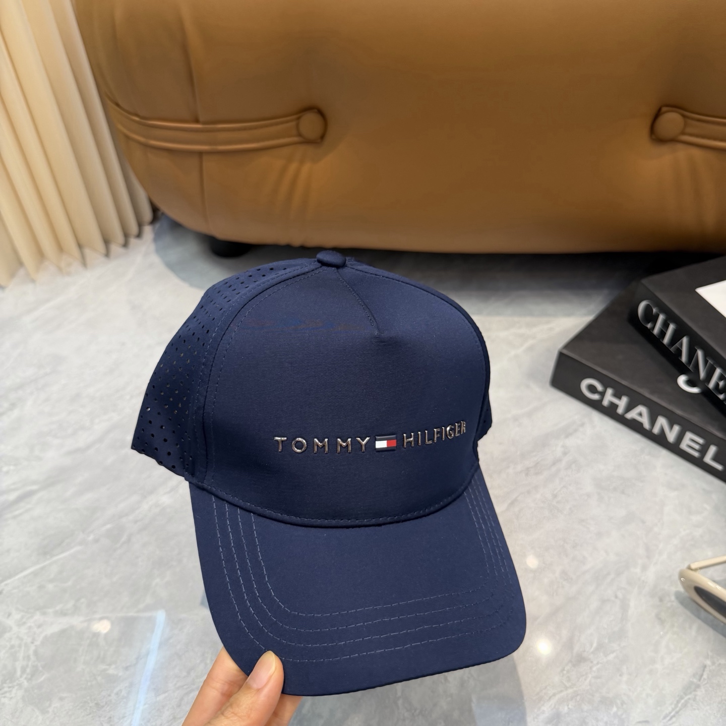汤米TOMMY透气孔棒球帽🧢 爆🔥男女都可以完美驾驭！ 修饰脸型、显脸小绝绝子的一款棒球帽！ 轻盈透气！休闲百搭！ 	 