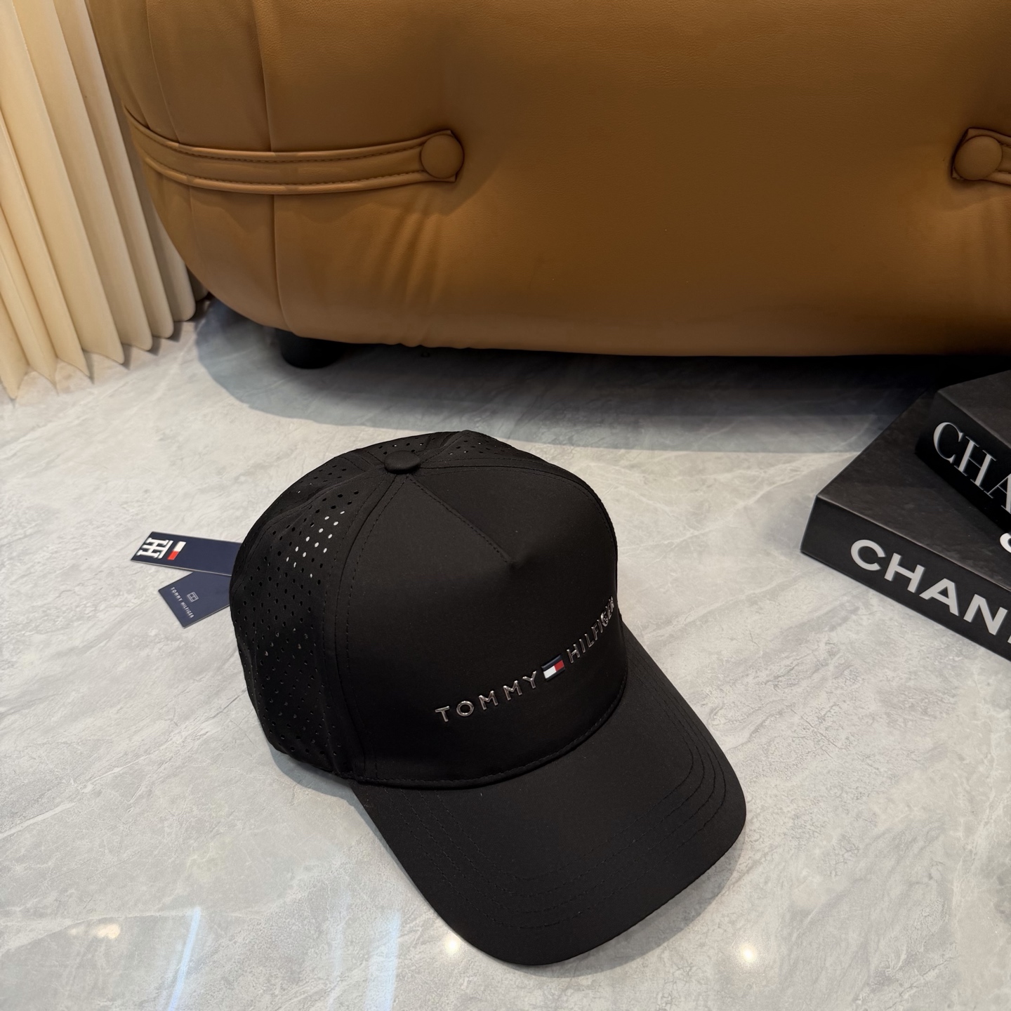 汤米TOMMY透气孔棒球帽🧢 爆🔥男女都可以完美驾驭！ 修饰脸型、显脸小绝绝子的一款棒球帽！ 轻盈透气！休闲百搭！ 	 