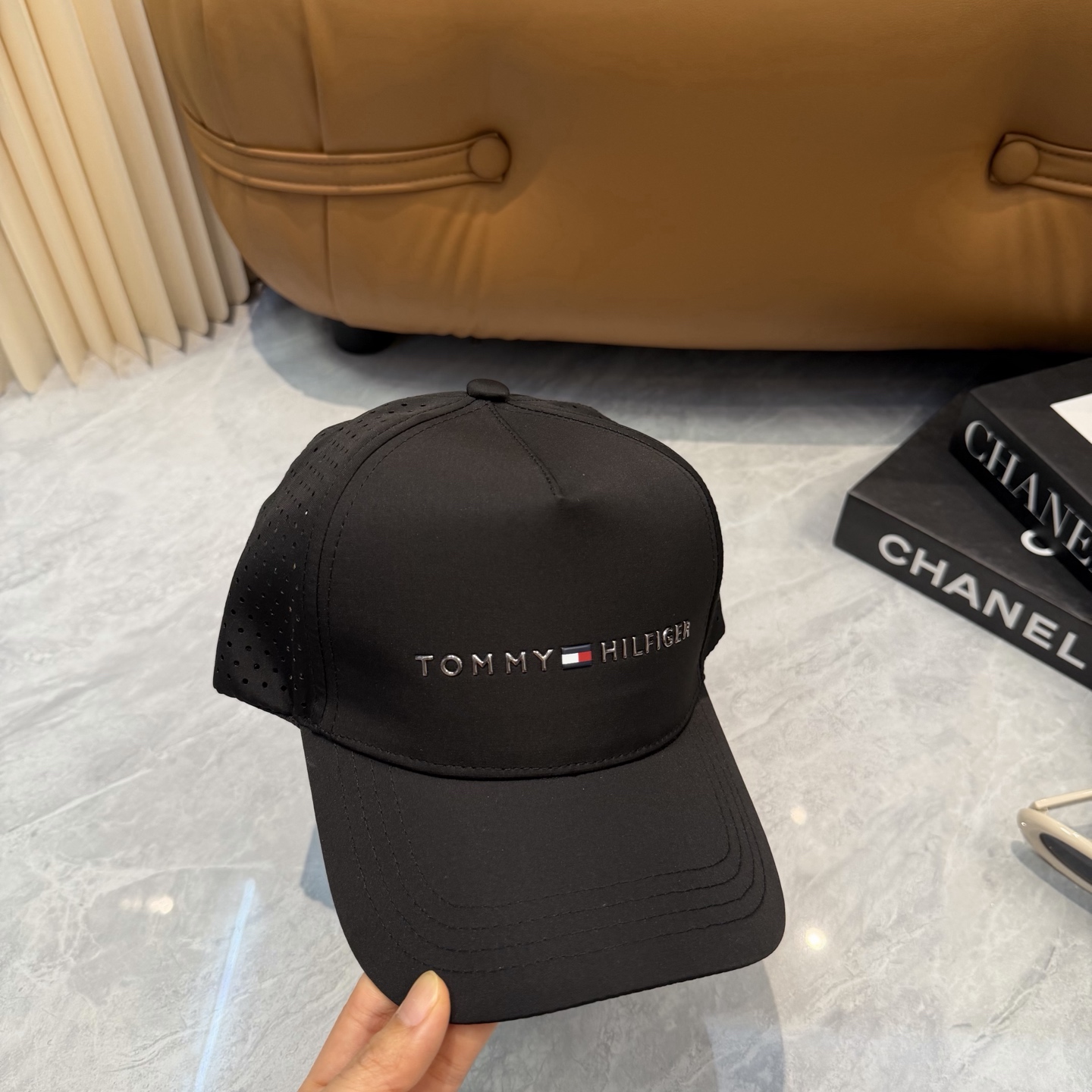 汤米TOMMY透气孔棒球帽🧢 爆🔥男女都可以完美驾驭！ 修饰脸型、显脸小绝绝子的一款棒球帽！ 轻盈透气！休闲百搭！ 	 