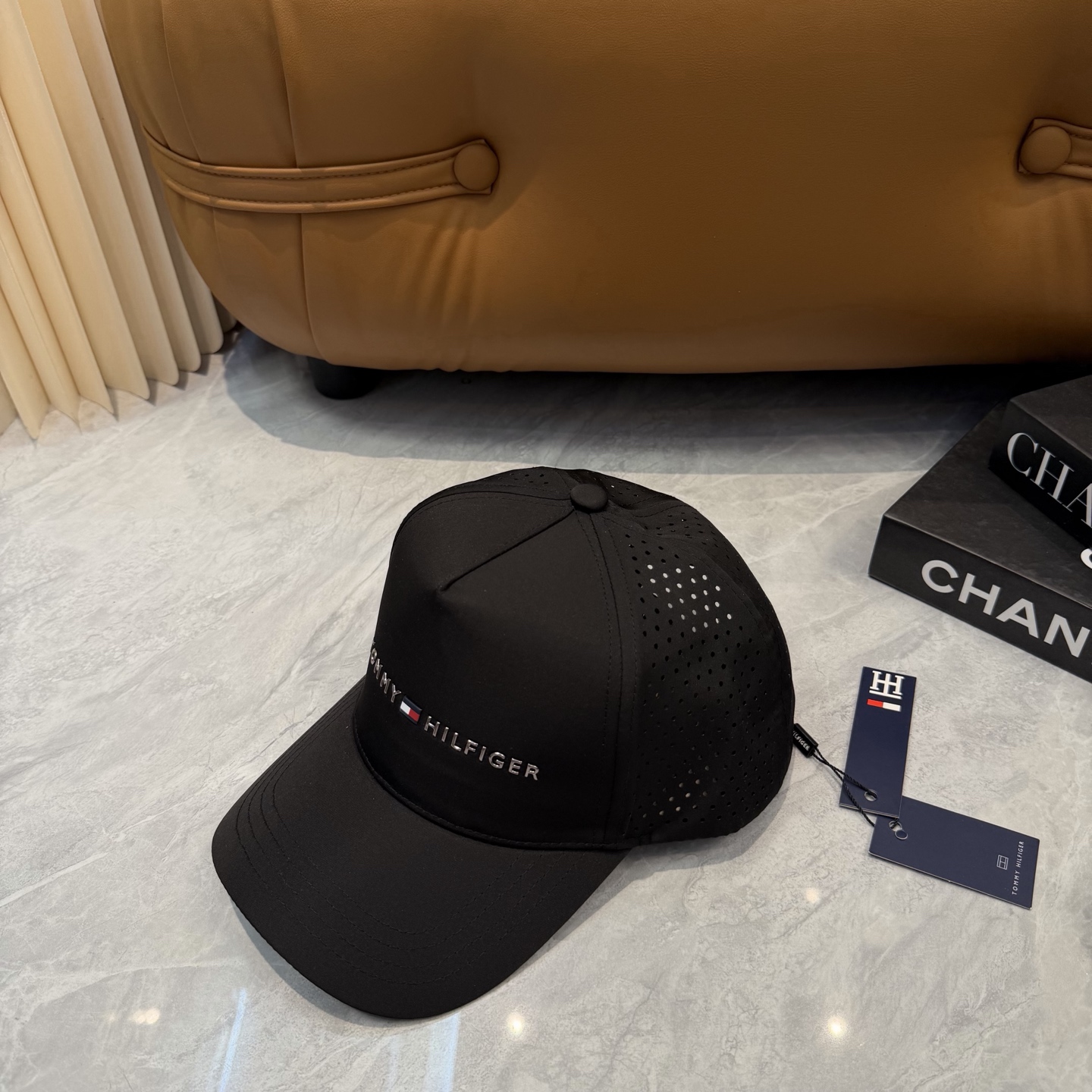 汤米TOMMY透气孔棒球帽🧢 爆🔥男女都可以完美驾驭！ 修饰脸型、显脸小绝绝子的一款棒球帽！ 轻盈透气！休闲百搭！ 	 