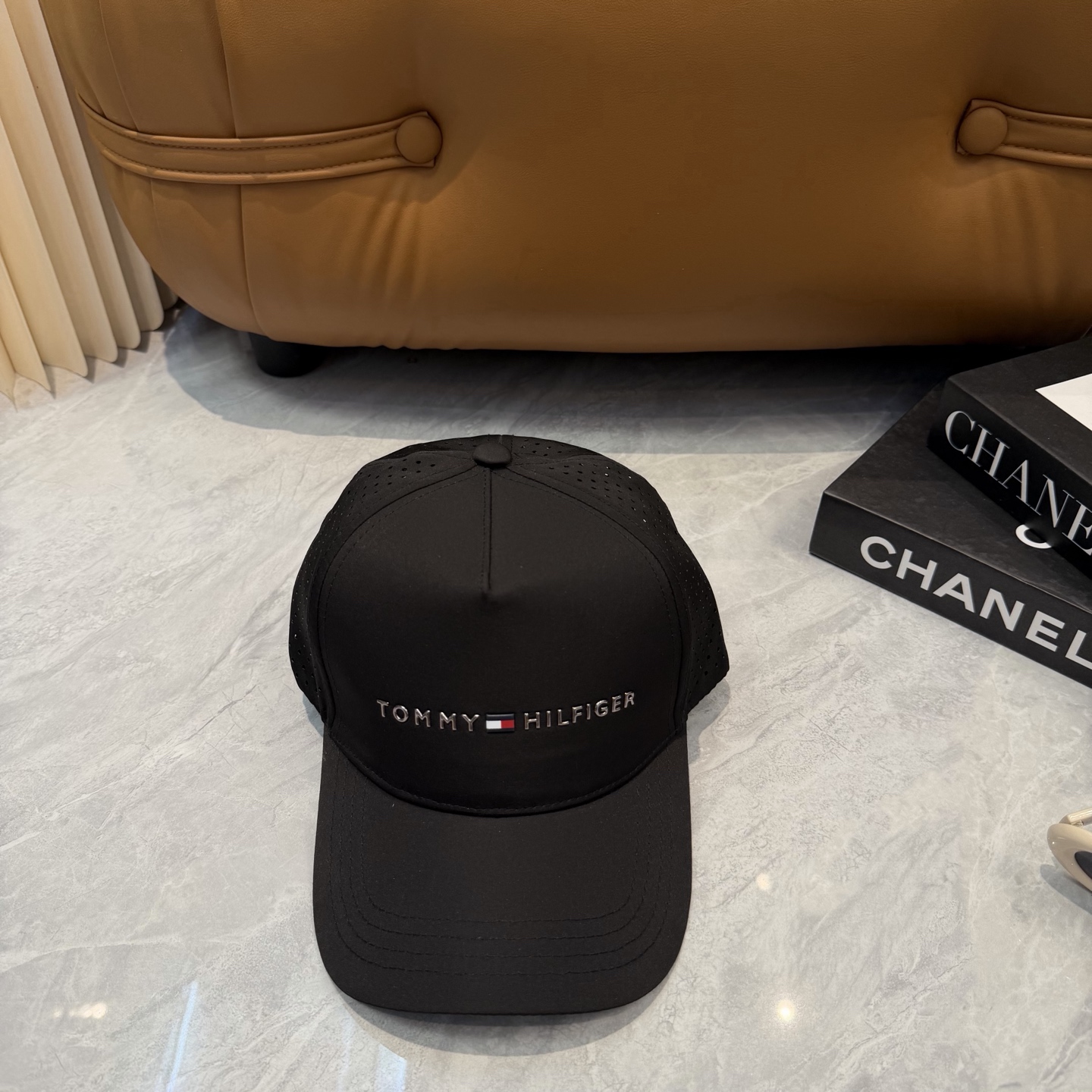汤米TOMMY透气孔棒球帽🧢 爆🔥男女都可以完美驾驭！ 修饰脸型、显脸小绝绝子的一款棒球帽！ 轻盈透气！休闲百搭！ 	 