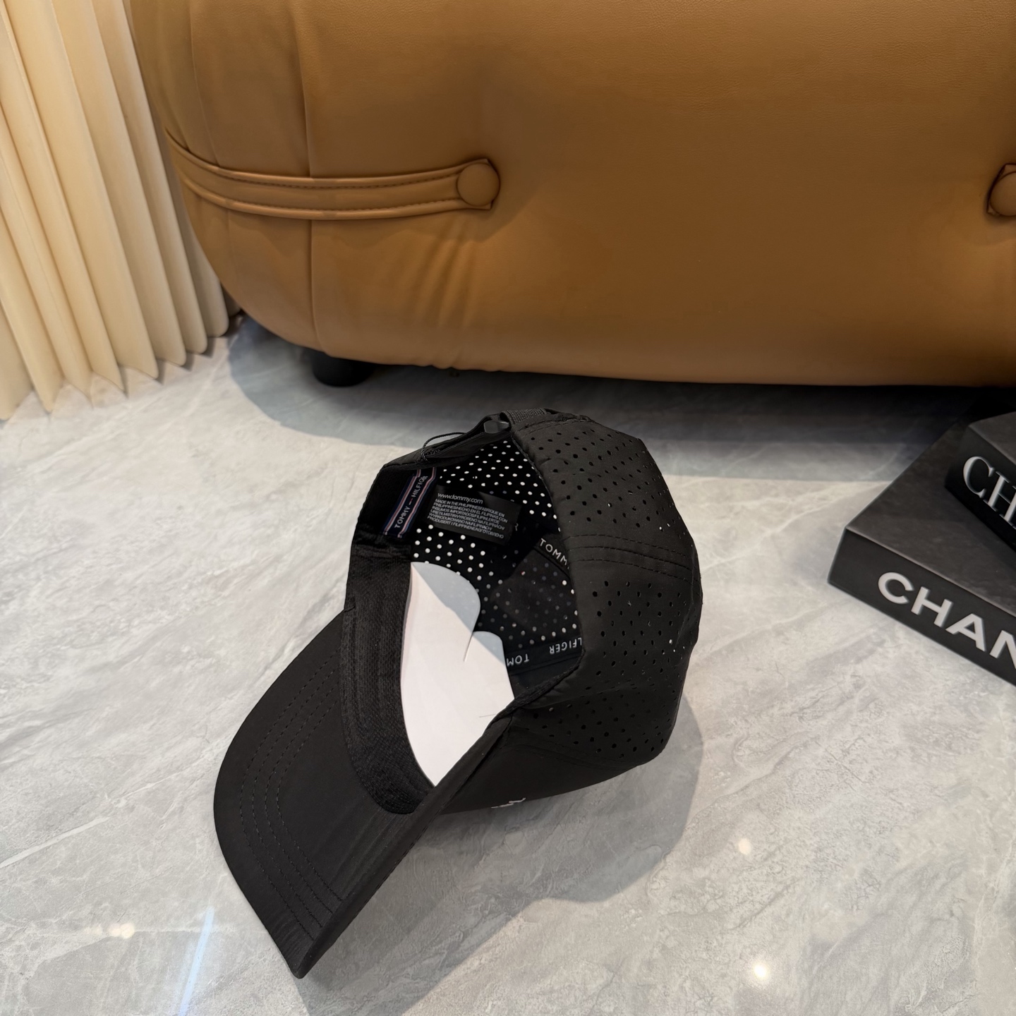 汤米TOMMY透气孔棒球帽🧢 爆🔥男女都可以完美驾驭！ 修饰脸型、显脸小绝绝子的一款棒球帽！ 轻盈透气！休闲百搭！ 	 