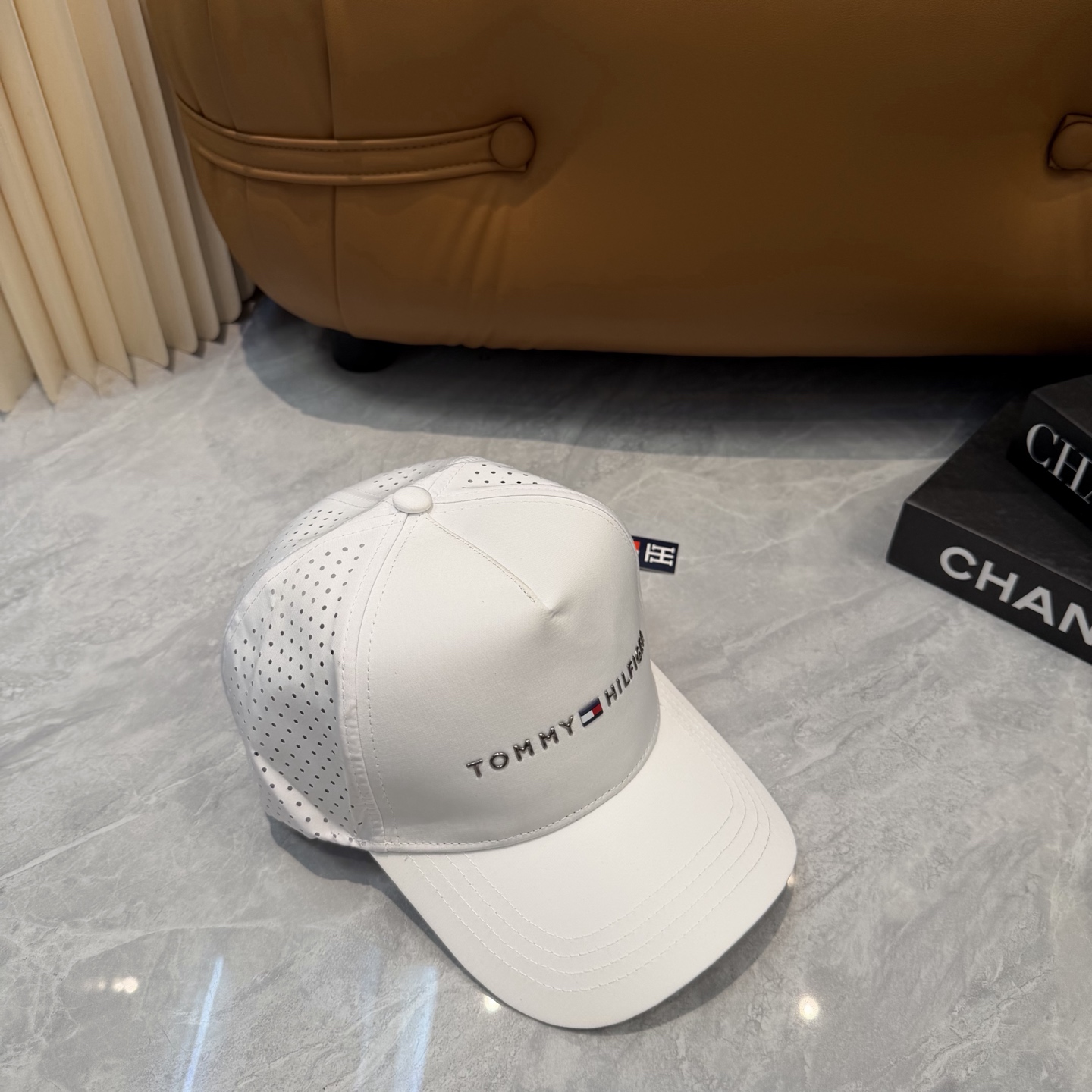 汤米TOMMY透气孔棒球帽🧢 爆🔥男女都可以完美驾驭！ 修饰脸型、显脸小绝绝子的一款棒球帽！ 轻盈透气！休闲百搭！ 	 