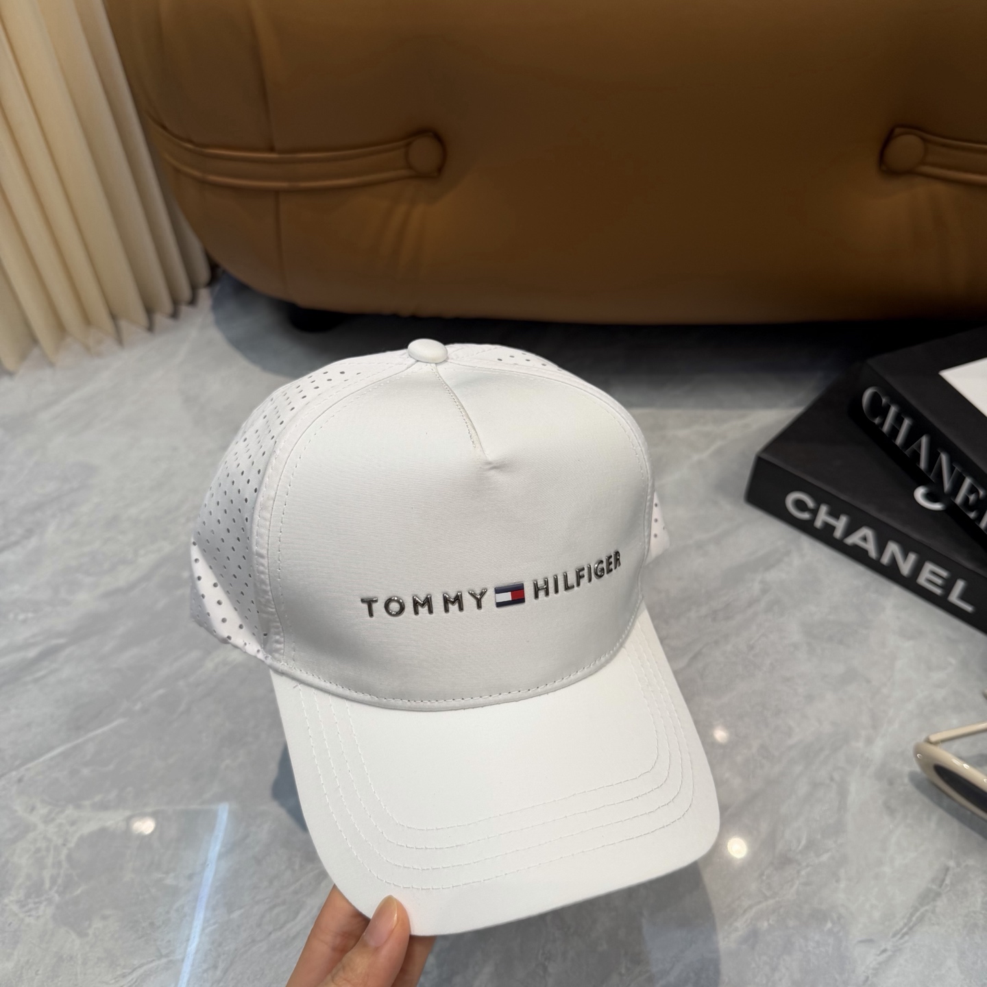 汤米TOMMY透气孔棒球帽🧢 爆🔥男女都可以完美驾驭！ 修饰脸型、显脸小绝绝子的一款棒球帽！ 轻盈透气！休闲百搭！ 	 