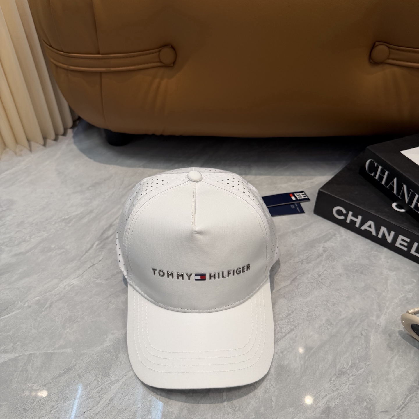 汤米TOMMY透气孔棒球帽🧢 爆🔥男女都可以完美驾驭！ 修饰脸型、显脸小绝绝子的一款棒球帽！ 轻盈透气！休闲百搭！ 	 