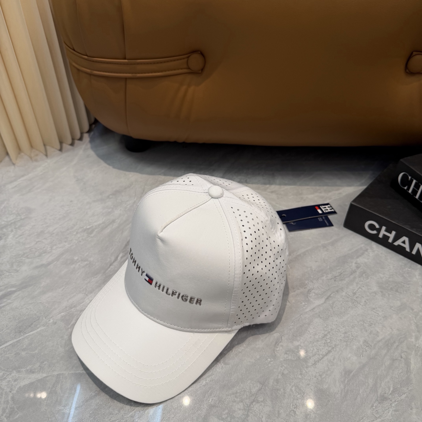 汤米TOMMY透气孔棒球帽🧢 爆🔥男女都可以完美驾驭！ 修饰脸型、显脸小绝绝子的一款棒球帽！ 轻盈透气！休闲百搭！ 	 