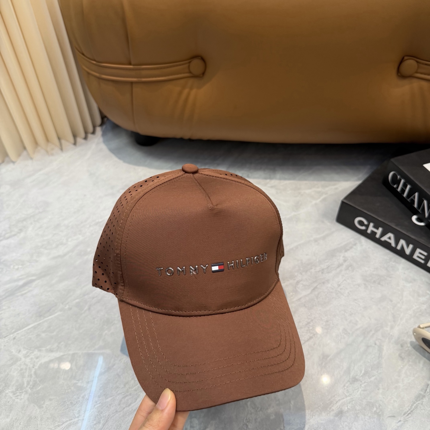 汤米TOMMY透气孔棒球帽🧢 爆🔥男女都可以完美驾驭！ 修饰脸型、显脸小绝绝子的一款棒球帽！ 轻盈透气！休闲百搭！ 	 