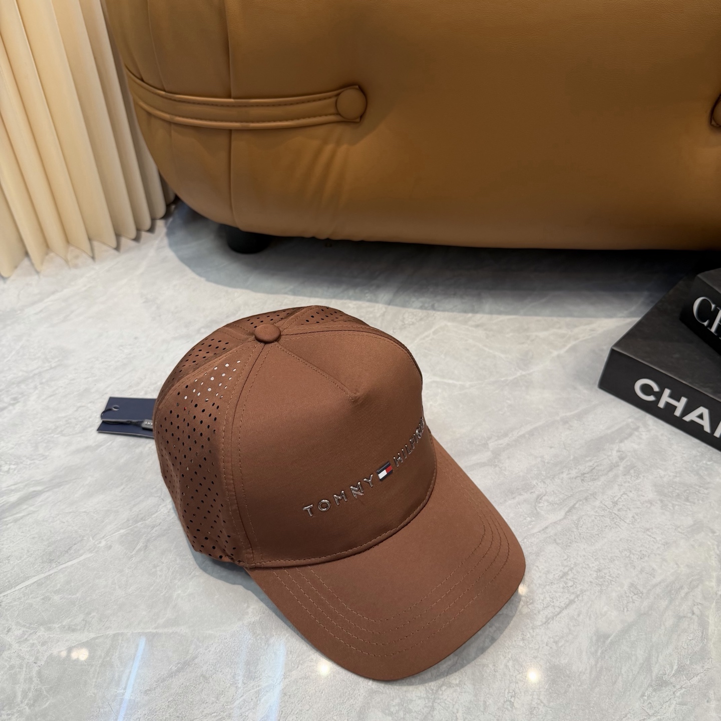 汤米TOMMY透气孔棒球帽🧢 爆🔥男女都可以完美驾驭！ 修饰脸型、显脸小绝绝子的一款棒球帽！ 轻盈透气！休闲百搭！ 	 