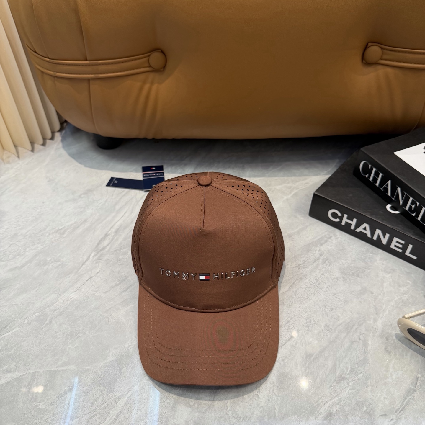 汤米TOMMY透气孔棒球帽🧢 爆🔥男女都可以完美驾驭！ 修饰脸型、显脸小绝绝子的一款棒球帽！ 轻盈透气！休闲百搭！ 	 