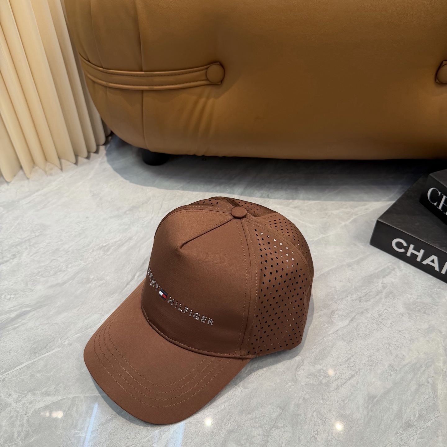 汤米TOMMY透气孔棒球帽🧢 爆🔥男女都可以完美驾驭！ 修饰脸型、显脸小绝绝子的一款棒球帽！ 轻盈透气！休闲百搭！ 	 