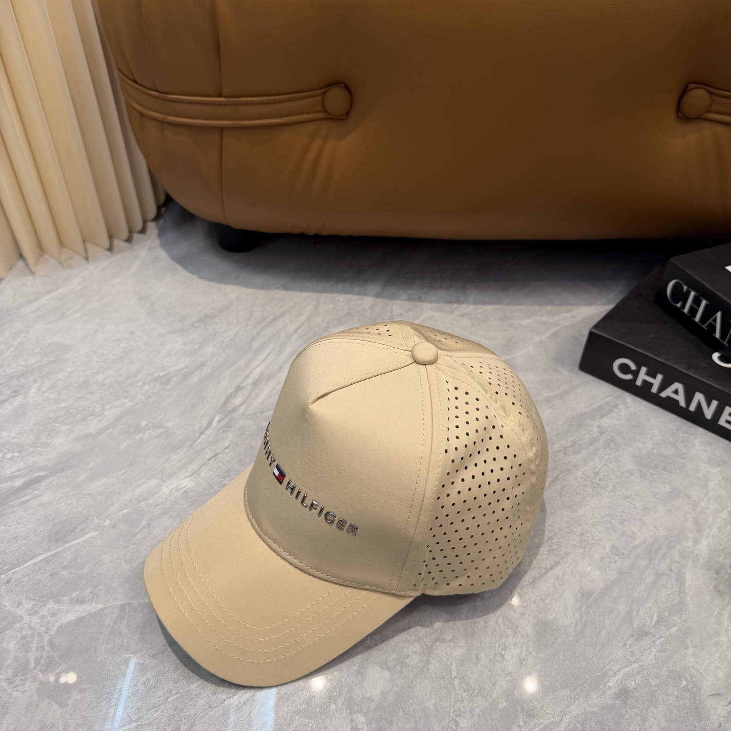 汤米TOMMY透气孔棒球帽🧢 爆🔥男女都可以完美驾驭！ 修饰脸型、显脸小绝绝子的一款棒球帽！ 轻盈透气！休闲百搭！ 	 