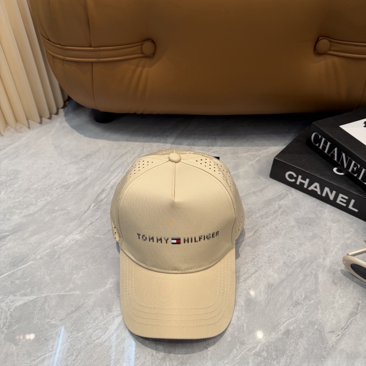汤米TOMMY透气孔棒球帽🧢 爆🔥男女都可以完美驾驭！ 修饰脸型、显脸小绝绝子的一款棒球帽！ 轻盈透气！休闲百搭！ 	 