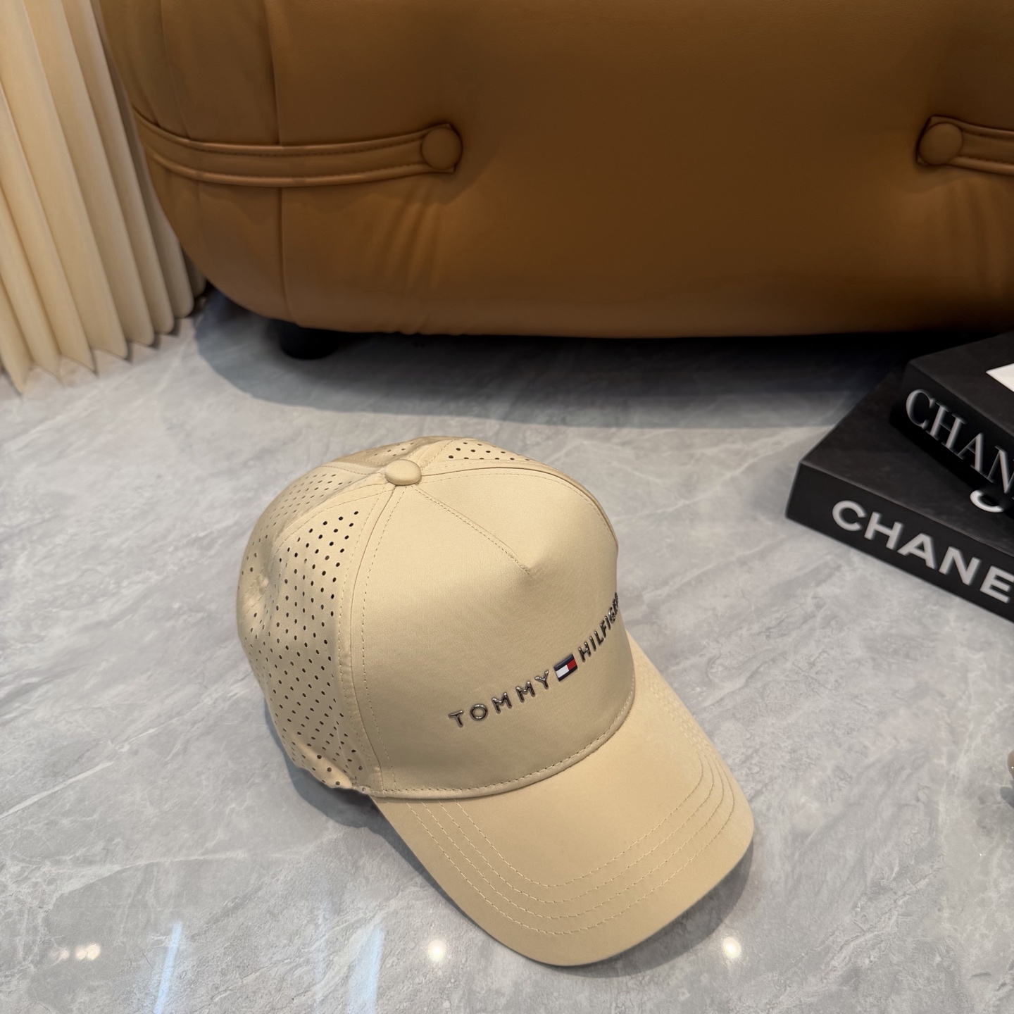 汤米TOMMY透气孔棒球帽🧢 爆🔥男女都可以完美驾驭！ 修饰脸型、显脸小绝绝子的一款棒球帽！ 轻盈透气！休闲百搭！ 	 