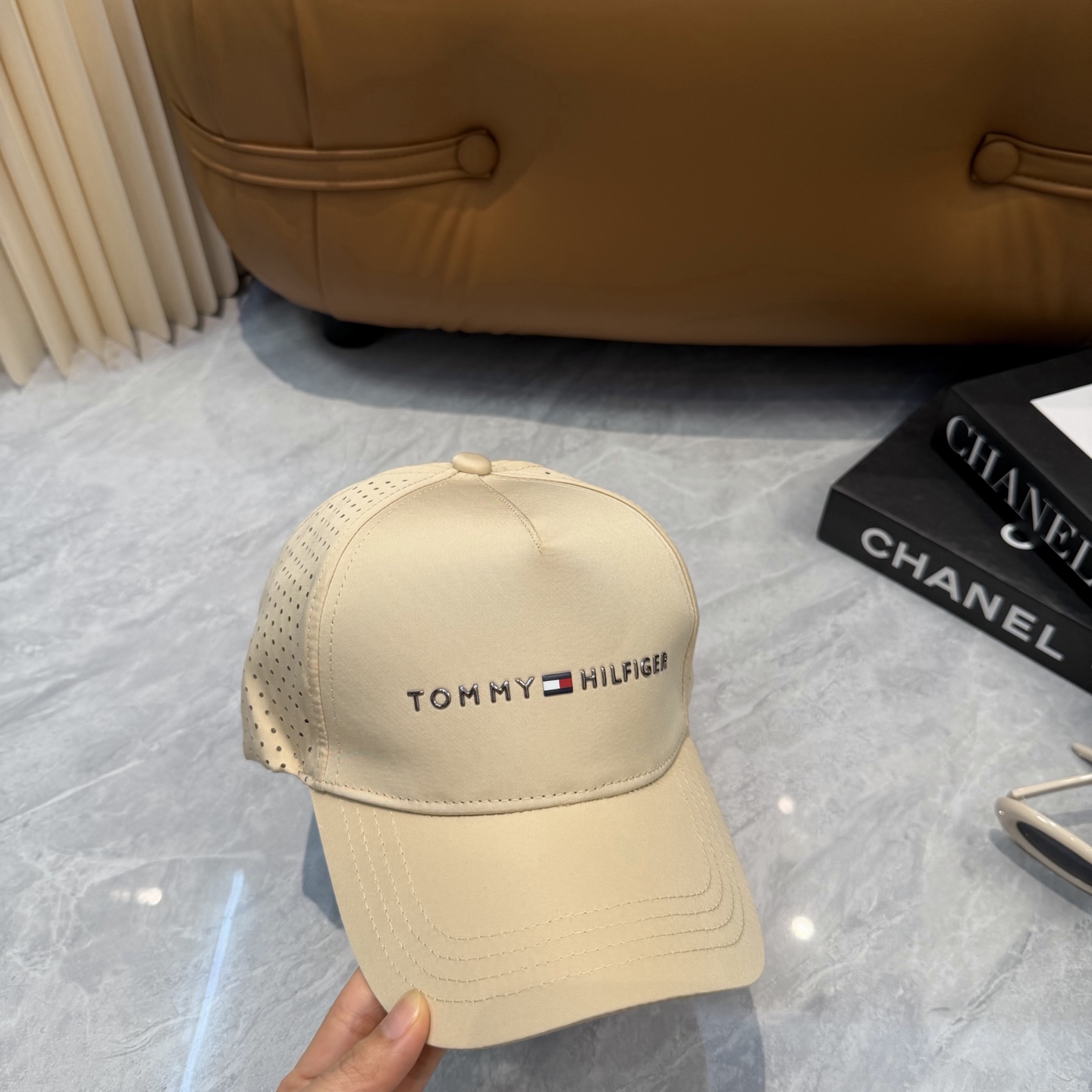 汤米TOMMY透气孔棒球帽🧢 爆🔥男女都可以完美驾驭！ 修饰脸型、显脸小绝绝子的一款棒球帽！ 轻盈透气！休闲百搭！ 	 