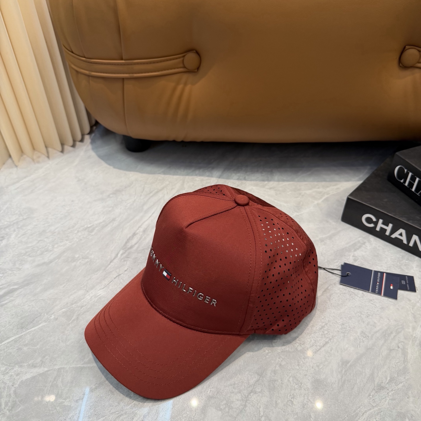 汤米TOMMY透气孔棒球帽🧢 爆🔥男女都可以完美驾驭！ 修饰脸型、显脸小绝绝子的一款棒球帽！ 轻盈透气！休闲百搭！ 	 