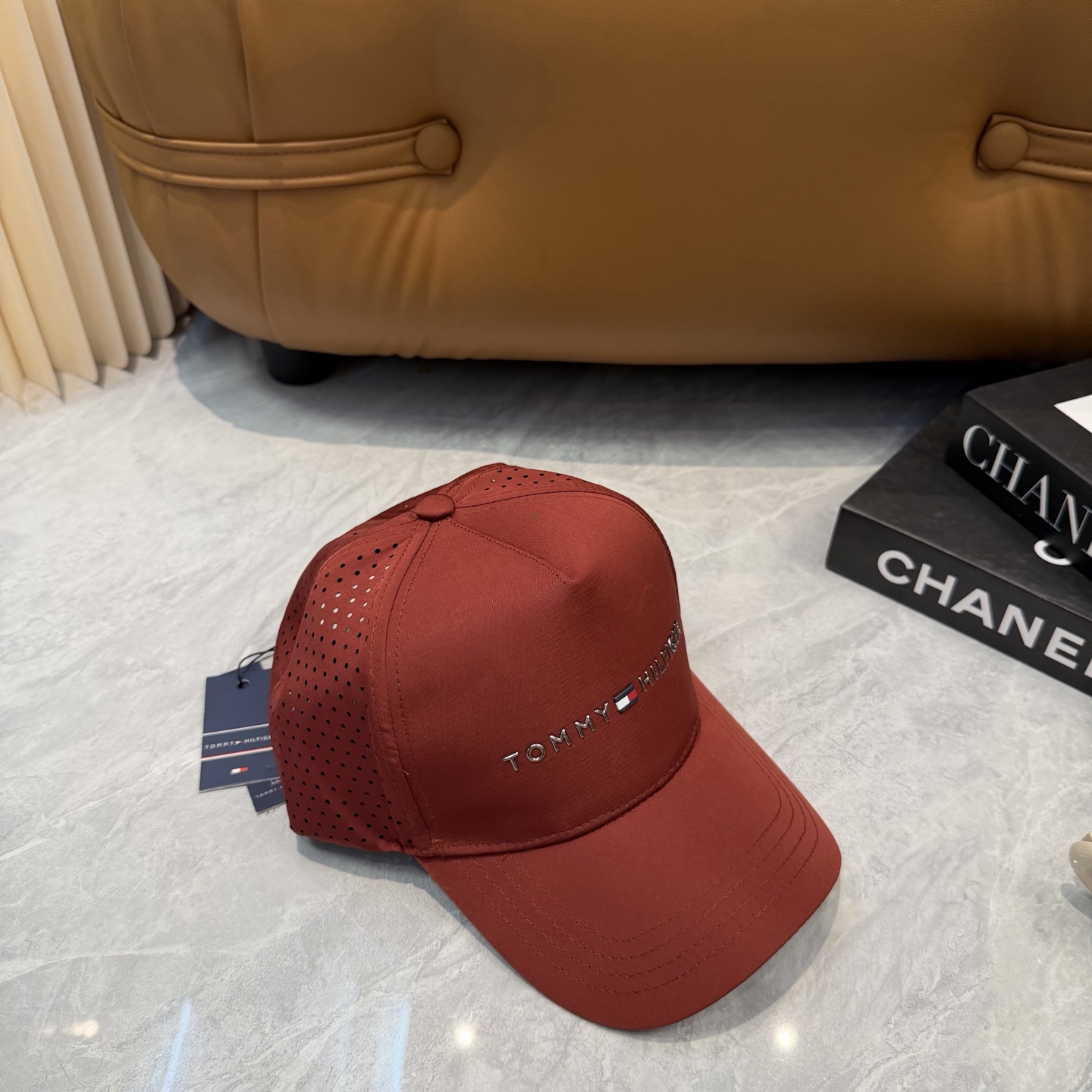 汤米TOMMY透气孔棒球帽🧢 爆🔥男女都可以完美驾驭！ 修饰脸型、显脸小绝绝子的一款棒球帽！ 轻盈透气！休闲百搭！ 	 