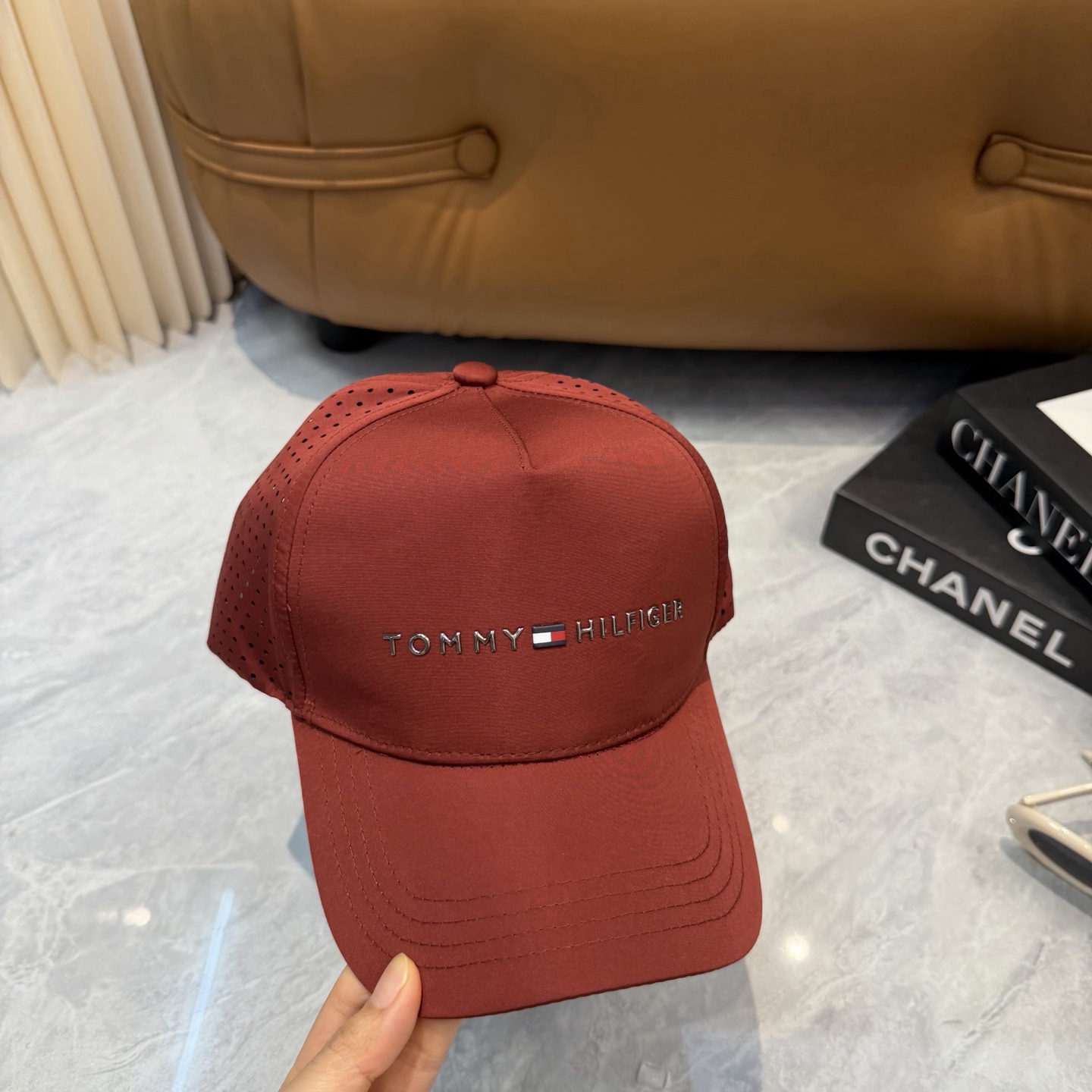 汤米TOMMY透气孔棒球帽🧢 爆🔥男女都可以完美驾驭！ 修饰脸型、显脸小绝绝子的一款棒球帽！ 轻盈透气！休闲百搭！ 	 