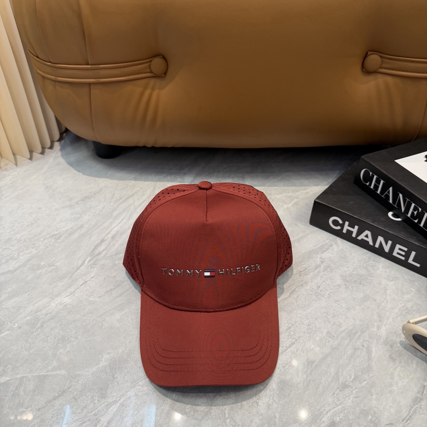 汤米TOMMY透气孔棒球帽🧢 爆🔥男女都可以完美驾驭！ 修饰脸型、显脸小绝绝子的一款棒球帽！ 轻盈透气！休闲百搭！ 	 