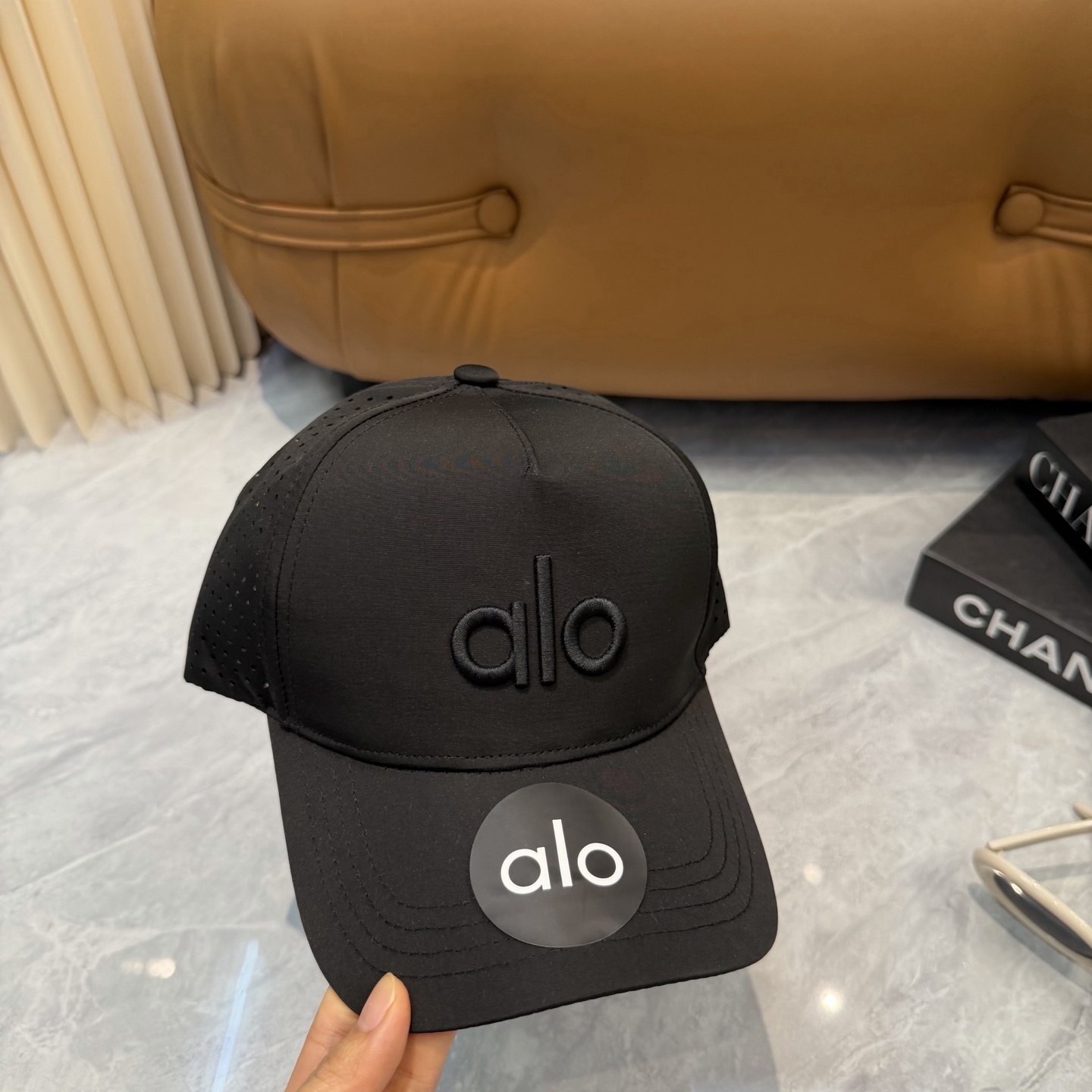 aIo 透气孔棒球帽🧢 爆🔥男女都可以完美驾驭！ 修饰脸型、显脸小绝绝子的一款棒球帽！ 轻盈透气！休闲百搭！ 	 