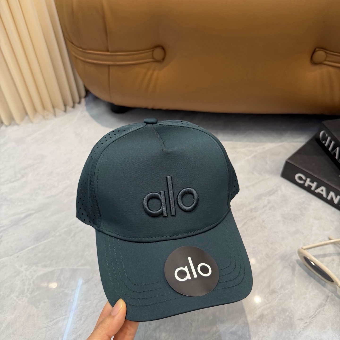 aIo 透气孔棒球帽🧢 爆🔥男女都可以完美驾驭！ 修饰脸型、显脸小绝绝子的一款棒球帽！ 轻盈透气！休闲百搭！ 	 