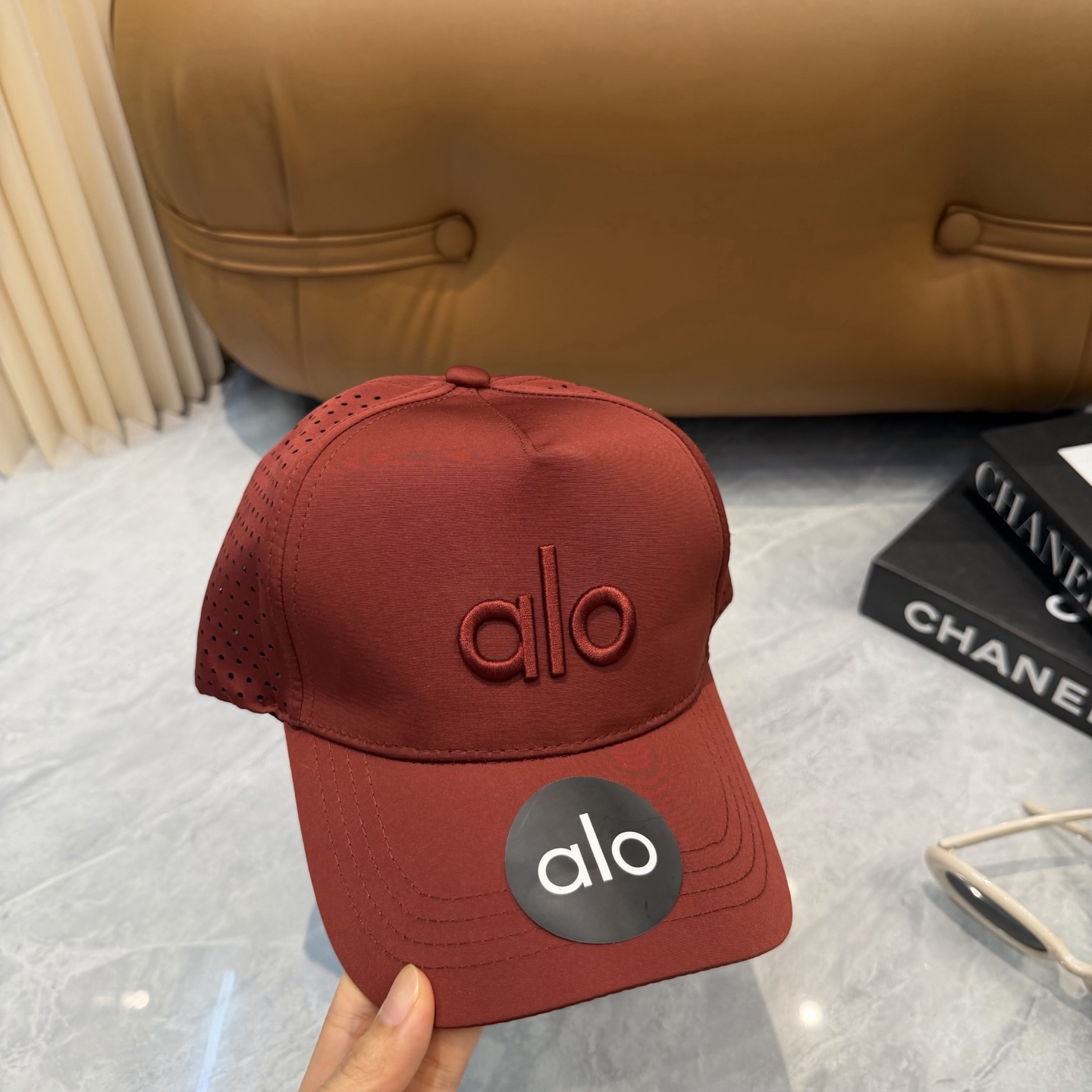 aIo 透气孔棒球帽🧢 爆🔥男女都可以完美驾驭！ 修饰脸型、显脸小绝绝子的一款棒球帽！ 轻盈透气！休闲百搭！ 	 