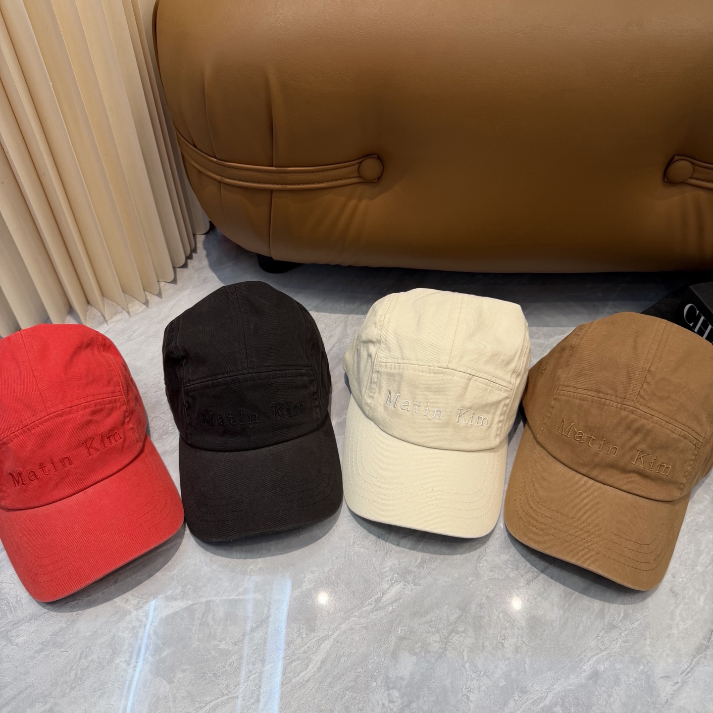 韩国大热的Matin Kim刺绣棒球帽🧢上新啦！最近超爱这款刺绣棒球帽 每个色都很好看 日常通勤、运动都合适 纯棉材质戴