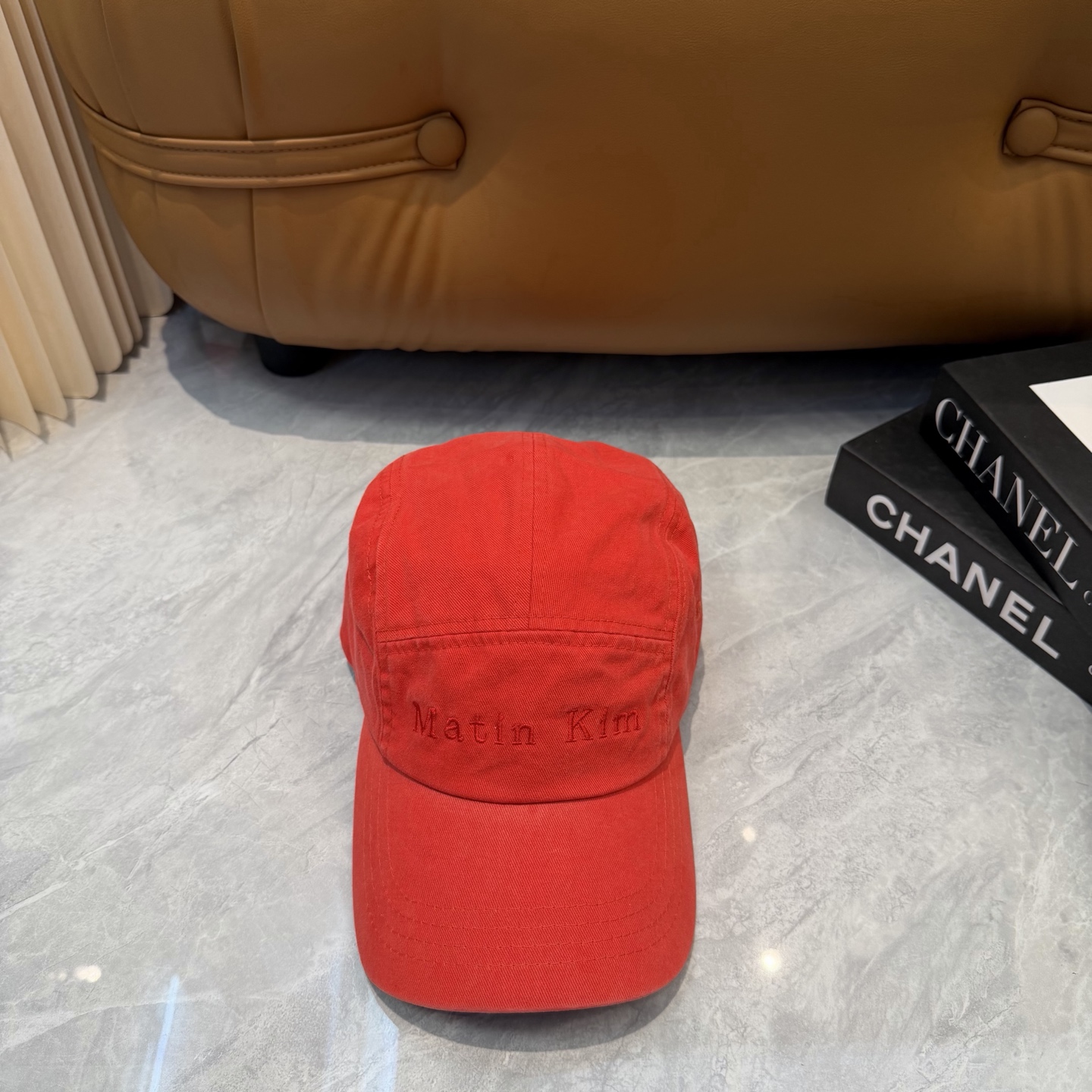 韩国大热的Matin Kim刺绣棒球帽🧢上新啦！最近超爱这款刺绣棒球帽 每个色都很好看 日常通勤、运动都合适 纯棉材质戴