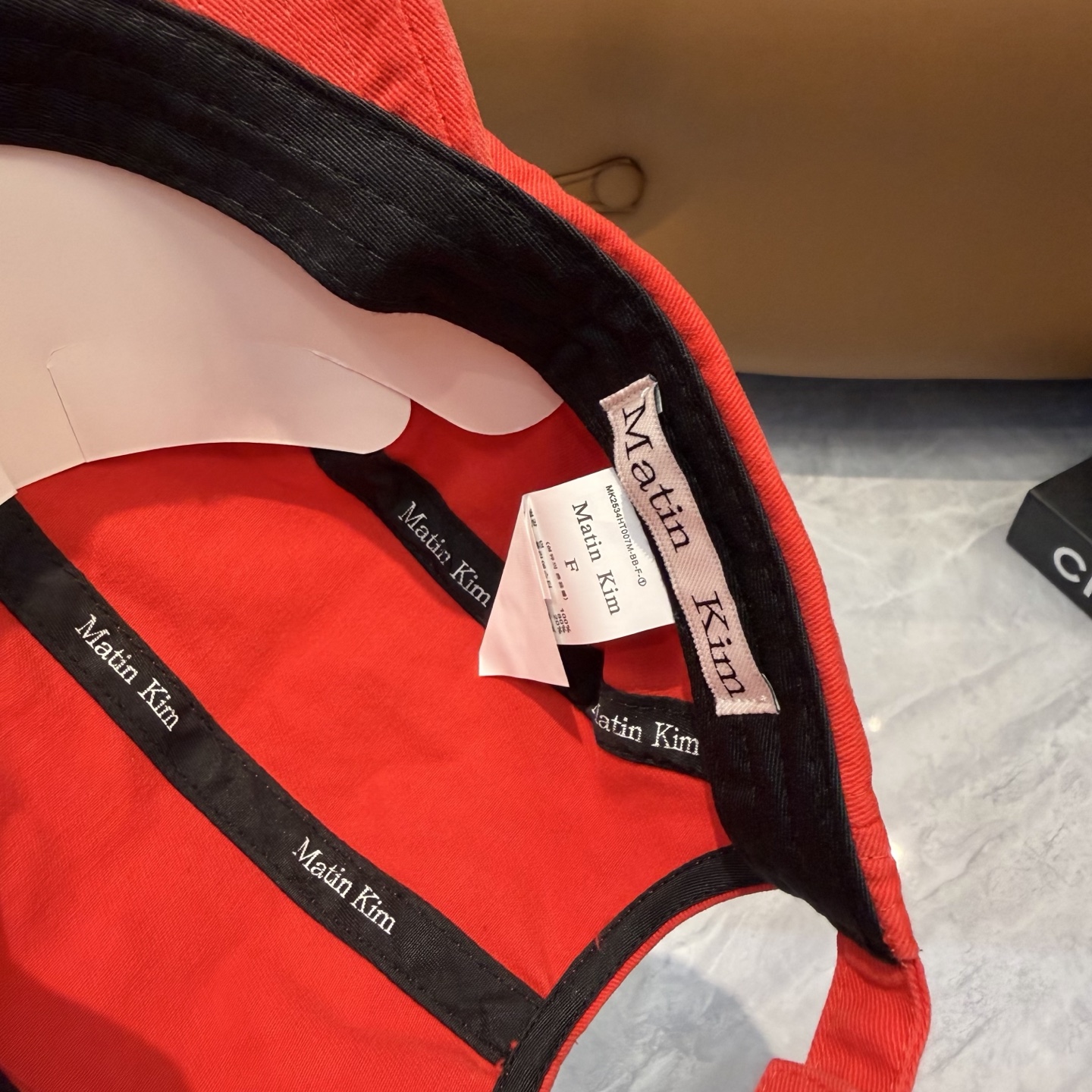 韩国大热的Matin Kim刺绣棒球帽🧢上新啦！最近超爱这款刺绣棒球帽 每个色都很好看 日常通勤、运动都合适 纯棉材质戴