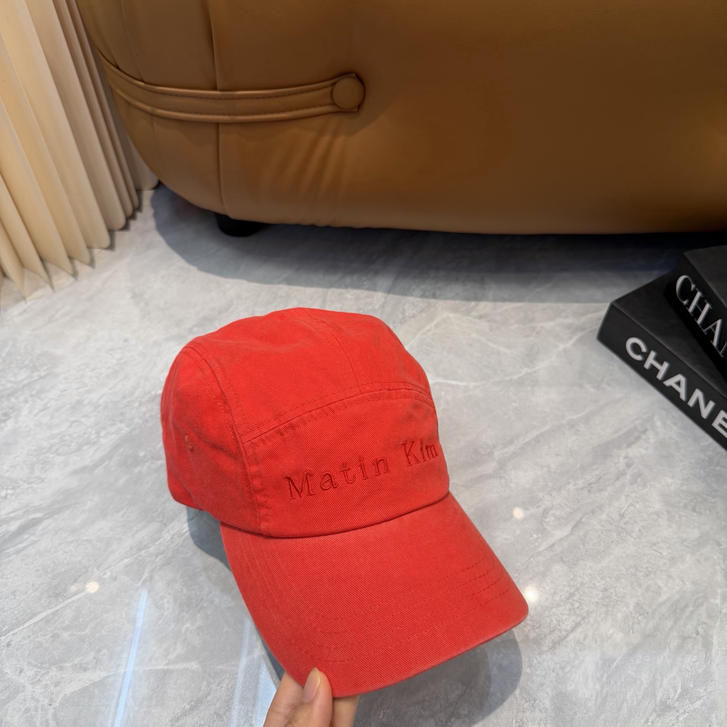 韩国大热的Matin Kim刺绣棒球帽🧢上新啦！最近超爱这款刺绣棒球帽 每个色都很好看 日常通勤、运动都合适 纯棉材质戴