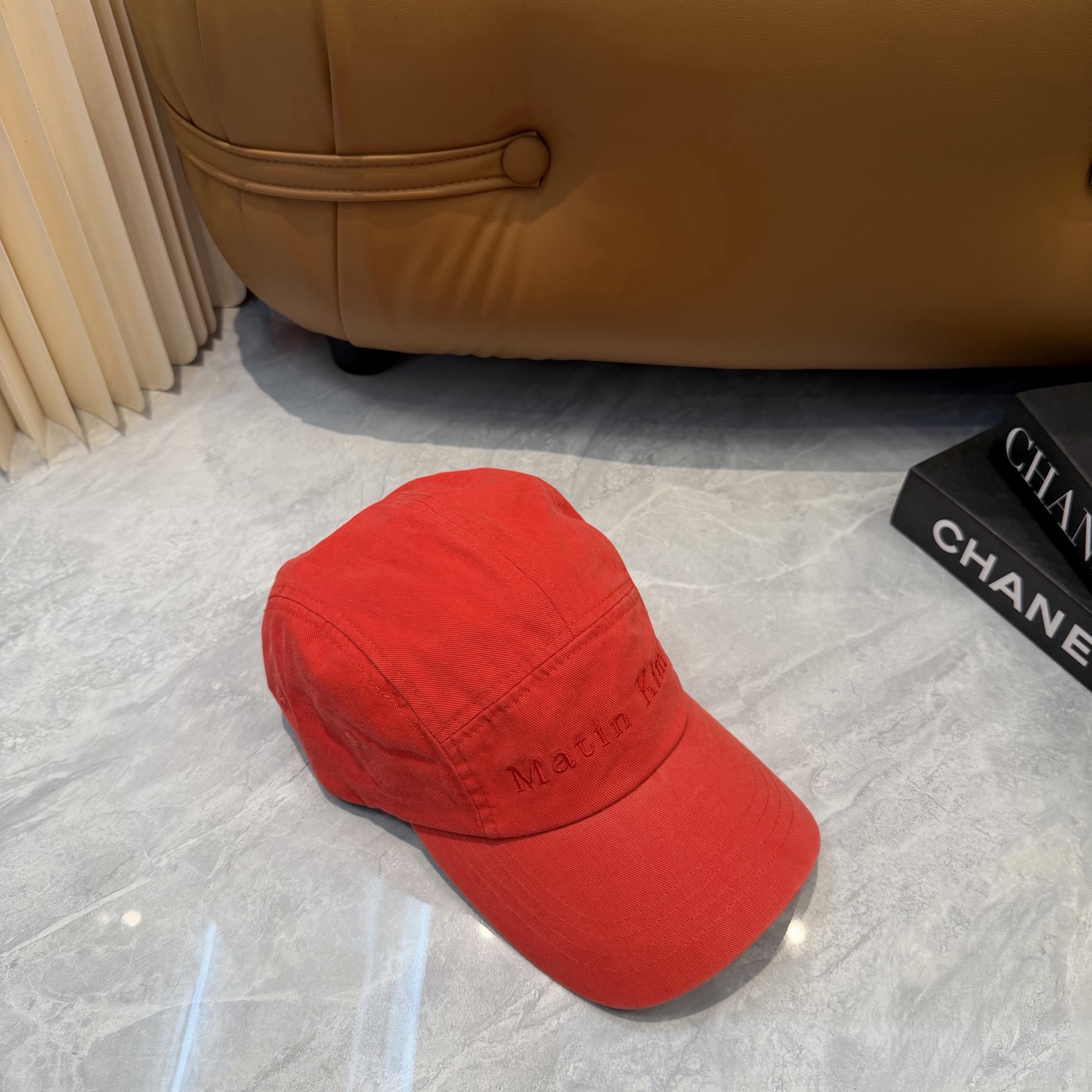 韩国大热的Matin Kim刺绣棒球帽🧢上新啦！最近超爱这款刺绣棒球帽 每个色都很好看 日常通勤、运动都合适 纯棉材质戴