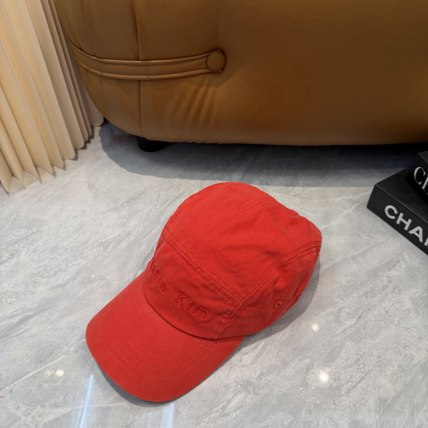 韩国大热的Matin Kim刺绣棒球帽🧢上新啦！最近超爱这款刺绣棒球帽 每个色都很好看 日常通勤、运动都合适 纯棉材质戴