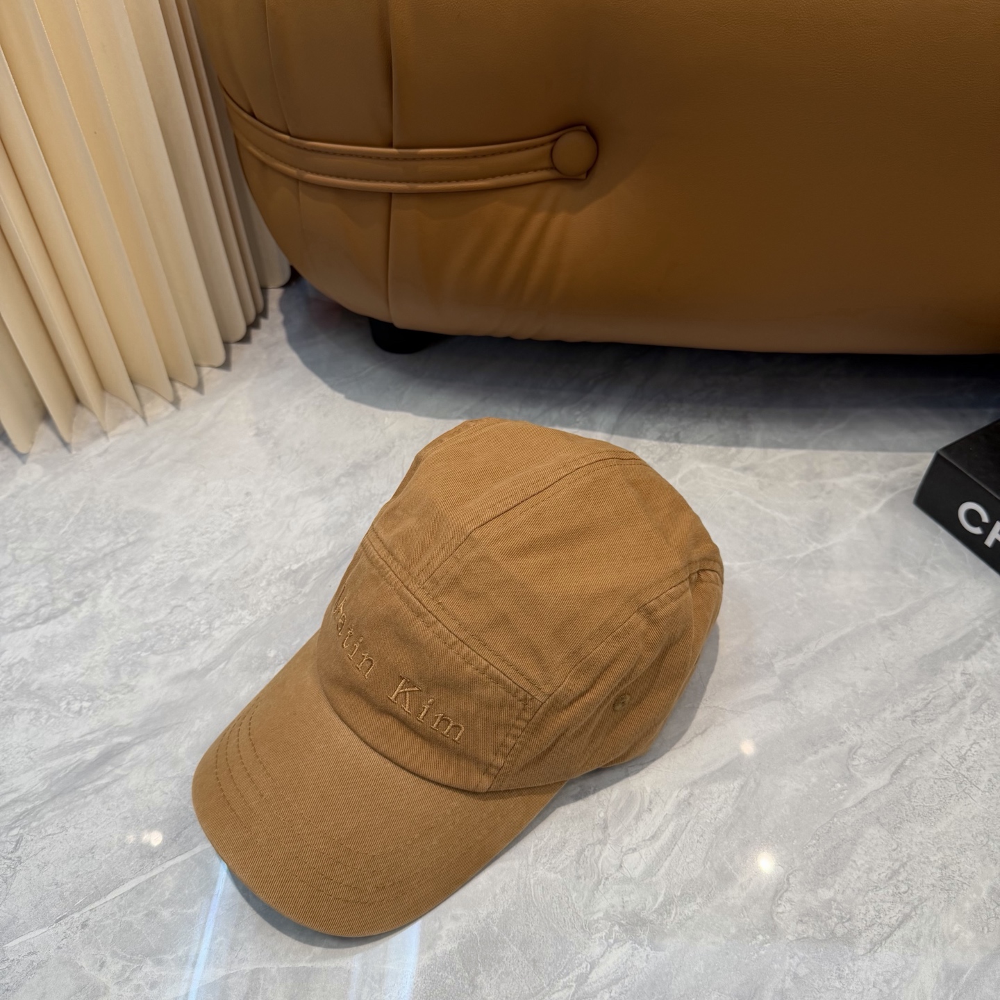 韩国大热的Matin Kim刺绣棒球帽🧢上新啦！最近超爱这款刺绣棒球帽 每个色都很好看 日常通勤、运动都合适 纯棉材质戴