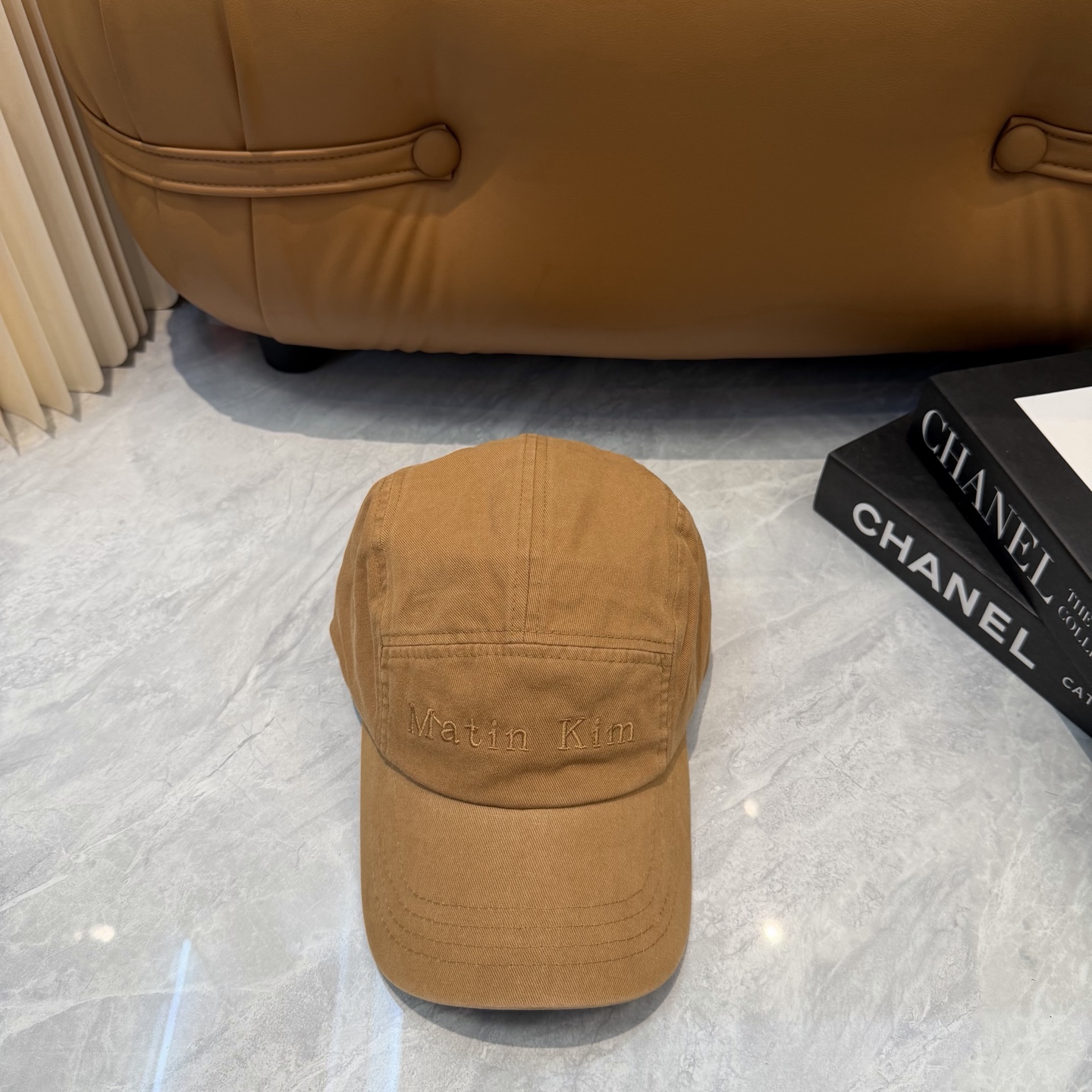 韩国大热的Matin Kim刺绣棒球帽🧢上新啦！最近超爱这款刺绣棒球帽 每个色都很好看 日常通勤、运动都合适 纯棉材质戴