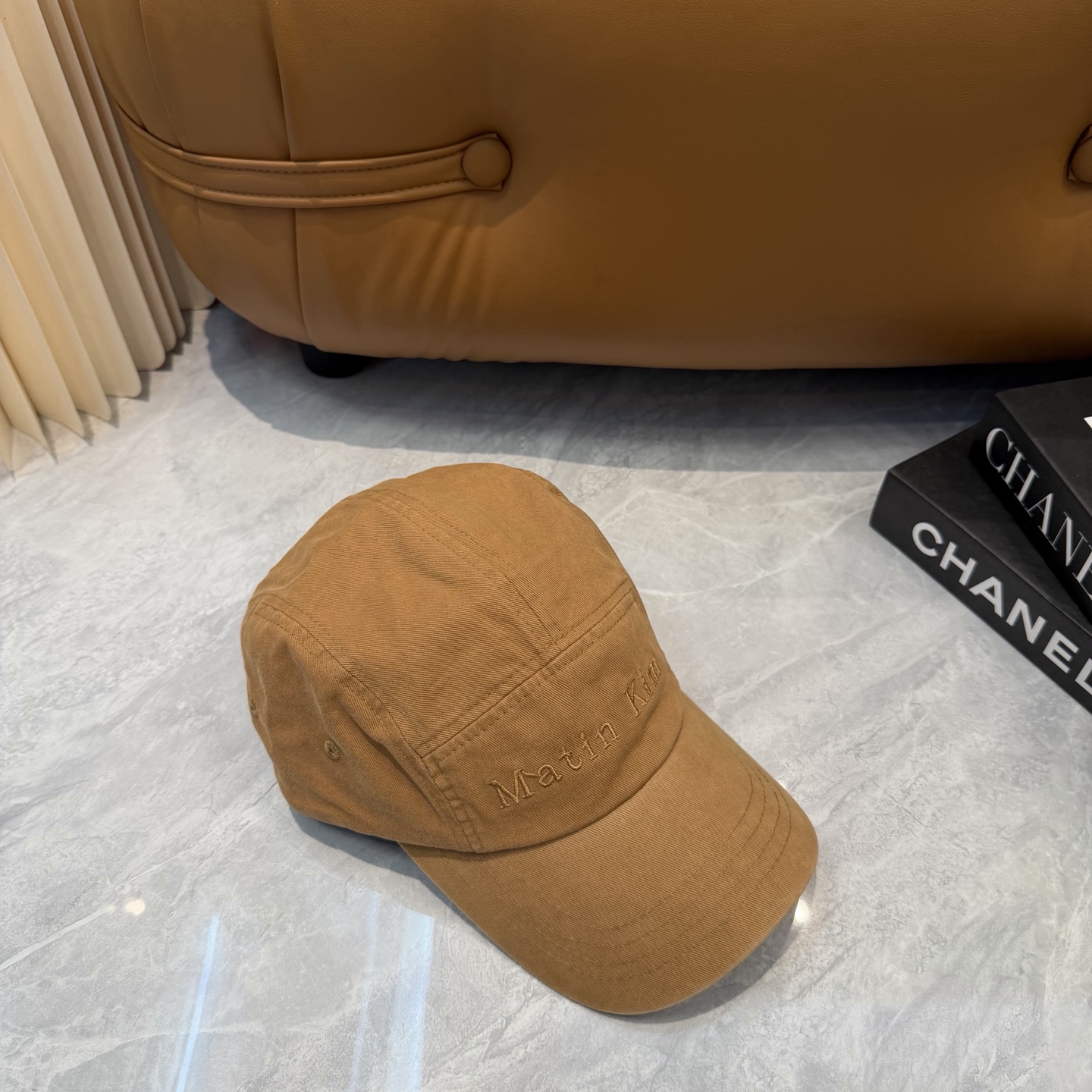 韩国大热的Matin Kim刺绣棒球帽🧢上新啦！最近超爱这款刺绣棒球帽 每个色都很好看 日常通勤、运动都合适 纯棉材质戴
