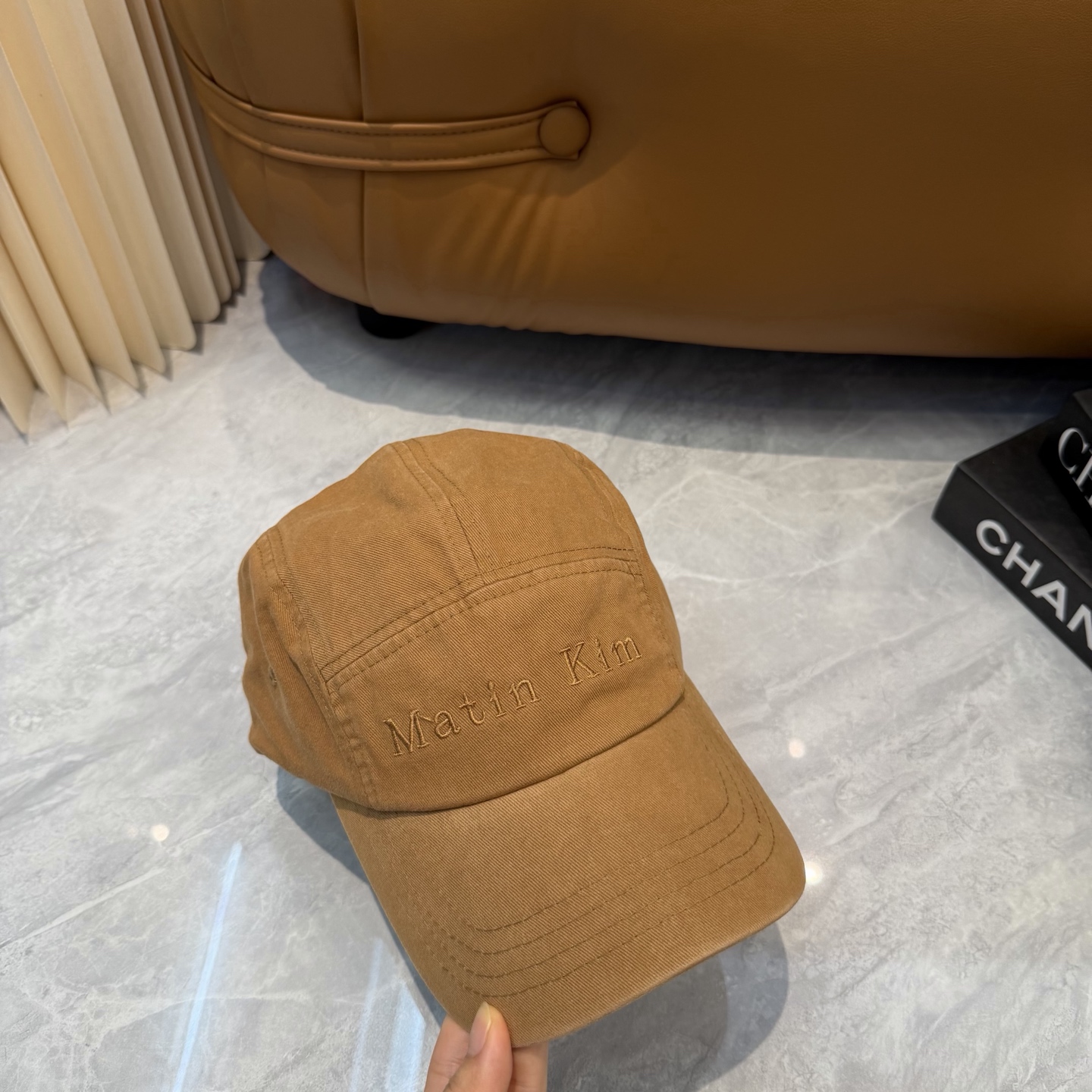 韩国大热的Matin Kim刺绣棒球帽🧢上新啦！最近超爱这款刺绣棒球帽 每个色都很好看 日常通勤、运动都合适 纯棉材质戴