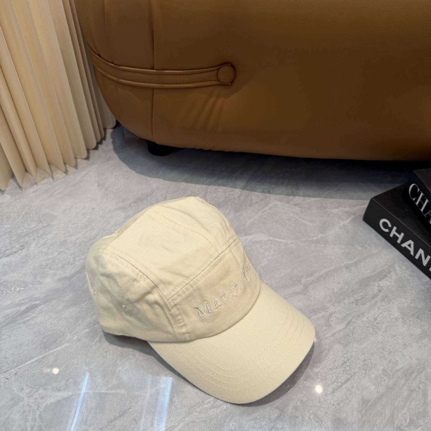 韩国大热的Matin Kim刺绣棒球帽🧢上新啦！最近超爱这款刺绣棒球帽 每个色都很好看 日常通勤、运动都合适 纯棉材质戴