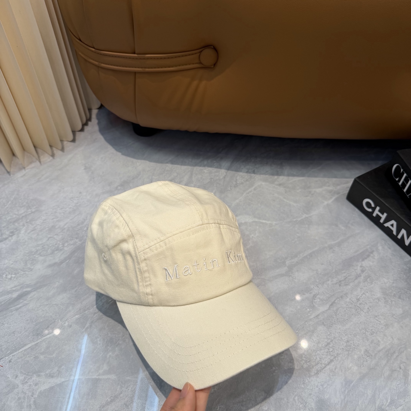 韩国大热的Matin Kim刺绣棒球帽🧢上新啦！最近超爱这款刺绣棒球帽 每个色都很好看 日常通勤、运动都合适 纯棉材质戴