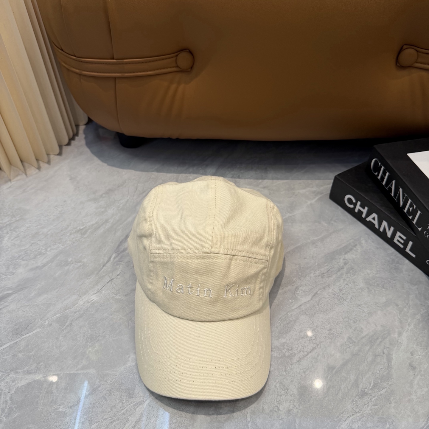 韩国大热的Matin Kim刺绣棒球帽🧢上新啦！最近超爱这款刺绣棒球帽 每个色都很好看 日常通勤、运动都合适 纯棉材质戴