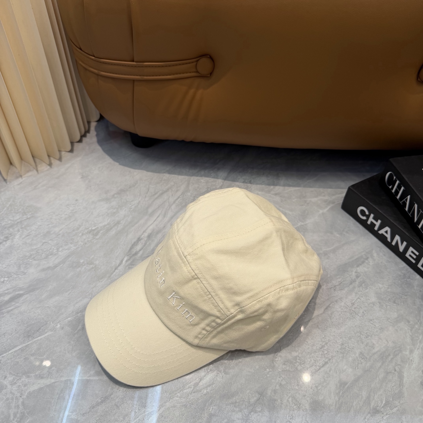 韩国大热的Matin Kim刺绣棒球帽🧢上新啦！最近超爱这款刺绣棒球帽 每个色都很好看 日常通勤、运动都合适 纯棉材质戴