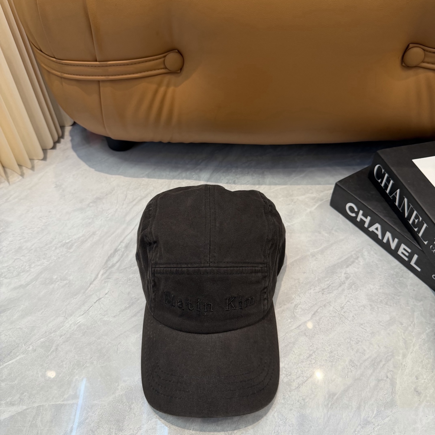 韩国大热的Matin Kim刺绣棒球帽🧢上新啦！最近超爱这款刺绣棒球帽 每个色都很好看 日常通勤、运动都合适 纯棉材质戴