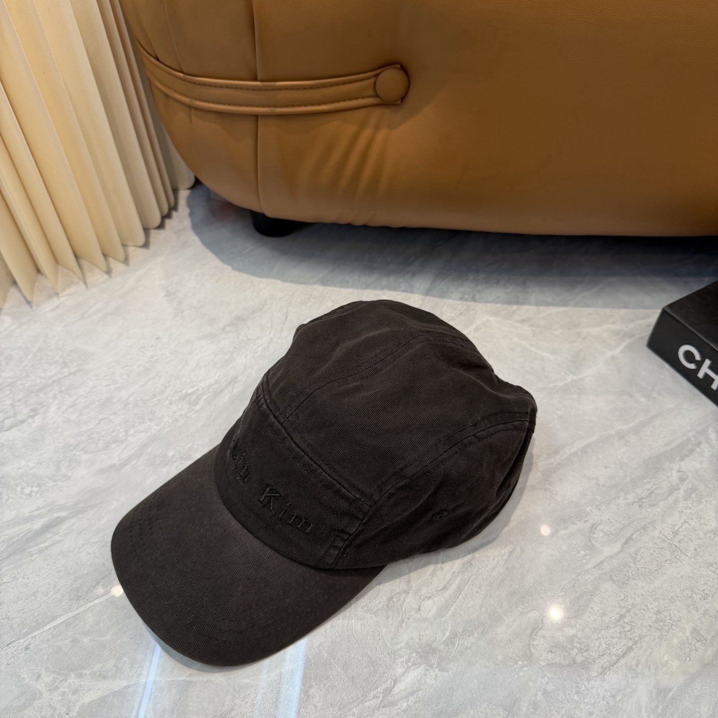 韩国大热的Matin Kim刺绣棒球帽🧢上新啦！最近超爱这款刺绣棒球帽 每个色都很好看 日常通勤、运动都合适 纯棉材质戴
